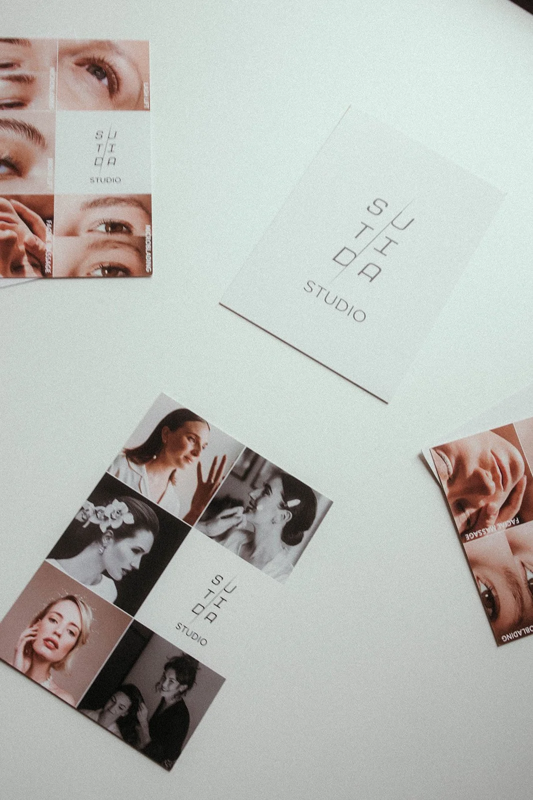 Drei Fotokarten mit Porträts von Frauen mit dem Logo 'STUDIO' auf weißem Hintergrund.
