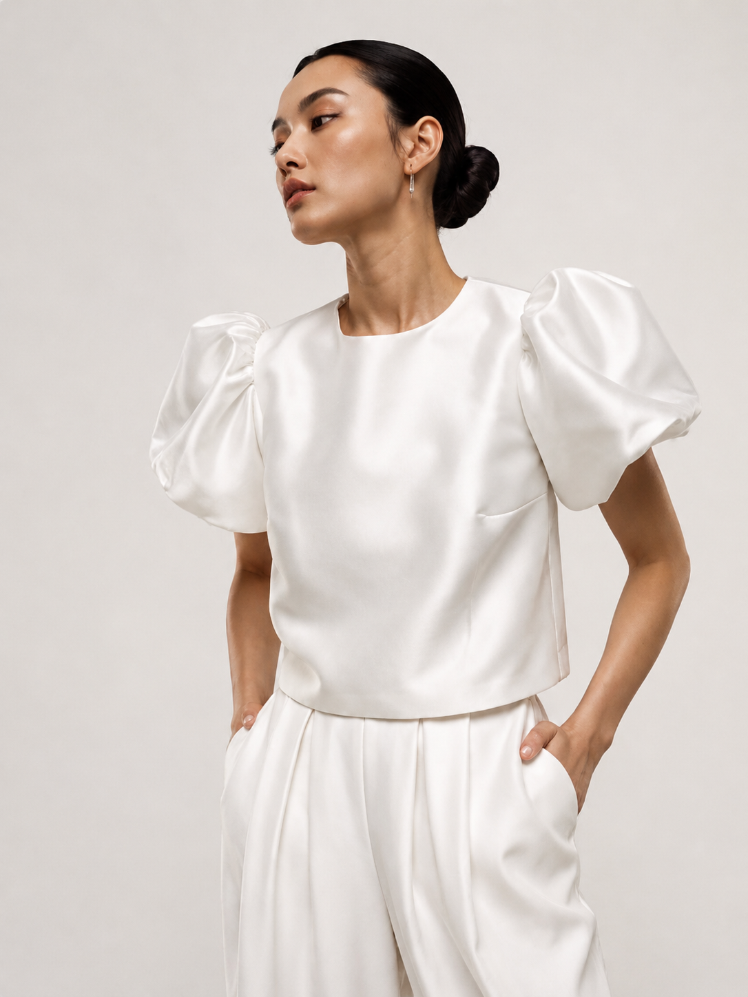Gerbaulet_Bridal_Studio_Balloony_Top_Flowy_Trousers_close_up_02.PNG