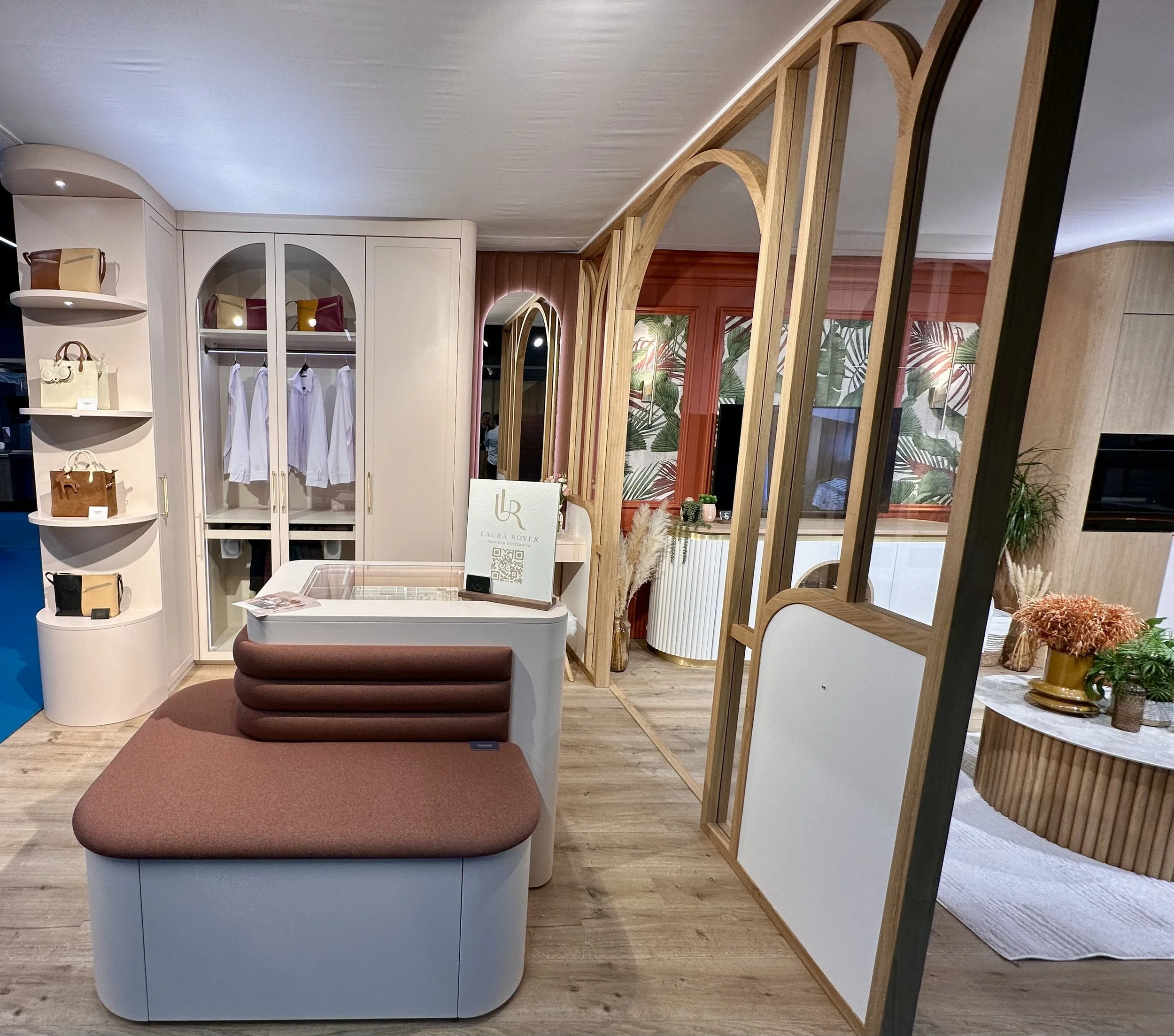 dressing sur mesure avec porte en arche, rose poudré.