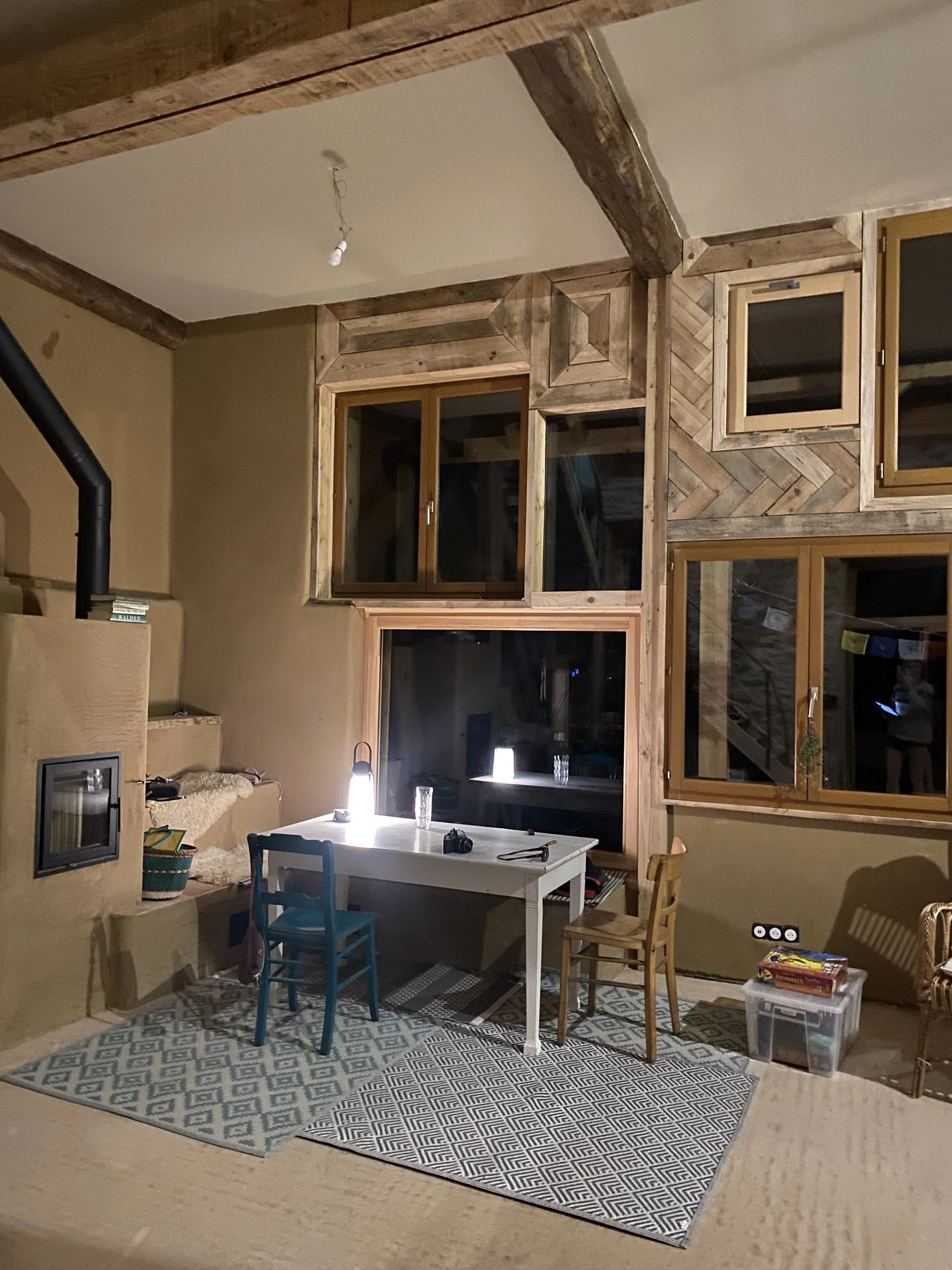 eettafel aan leemkachel.jpeg