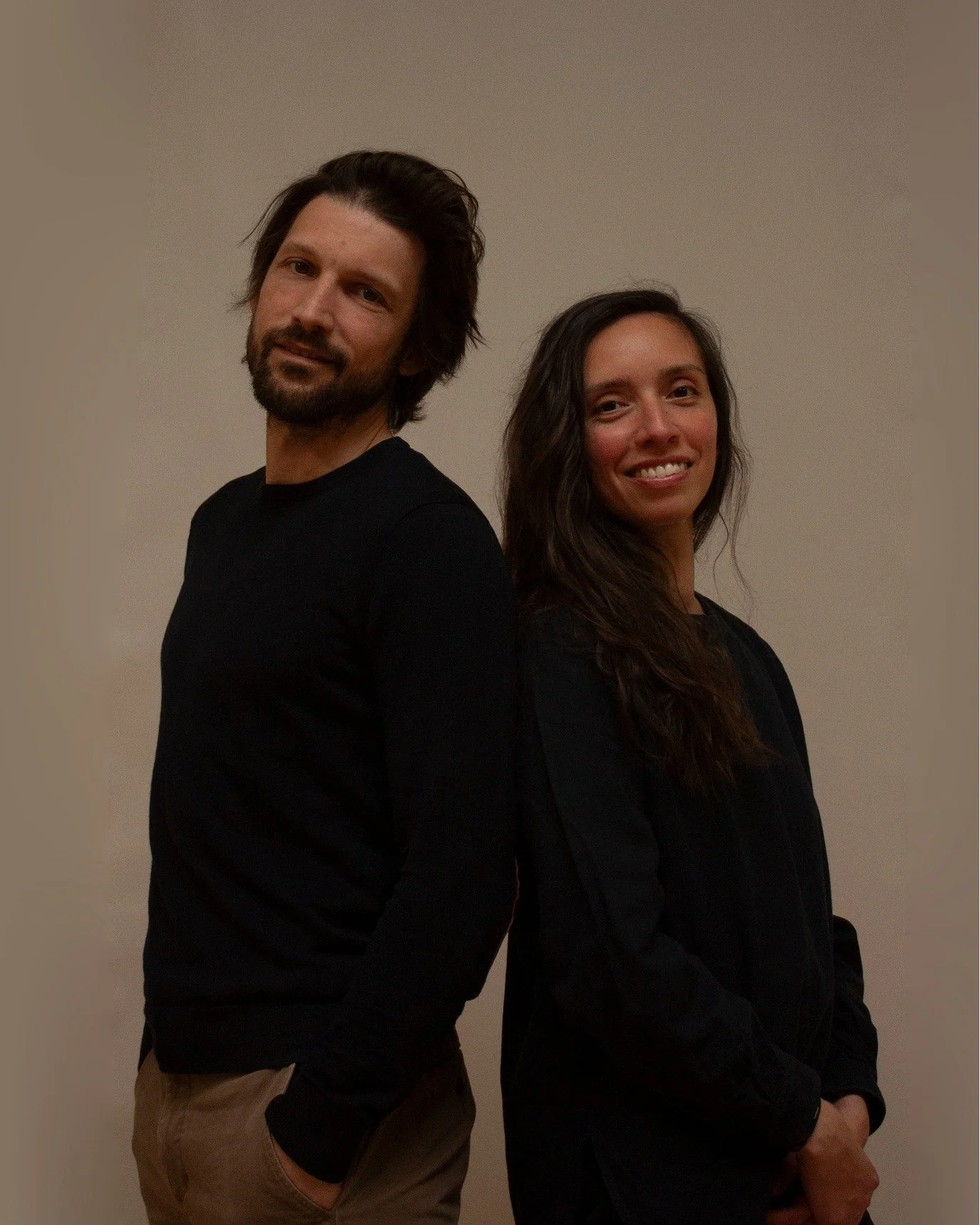 After exploring the world of interior architecture and design, Hugo Danneels and Julie Figueroa Zafiro founded their craft workshop and creative studio in 2021.

The meeting of wood and fire is their first artisan thrill : scales, cracks, charcoal, d