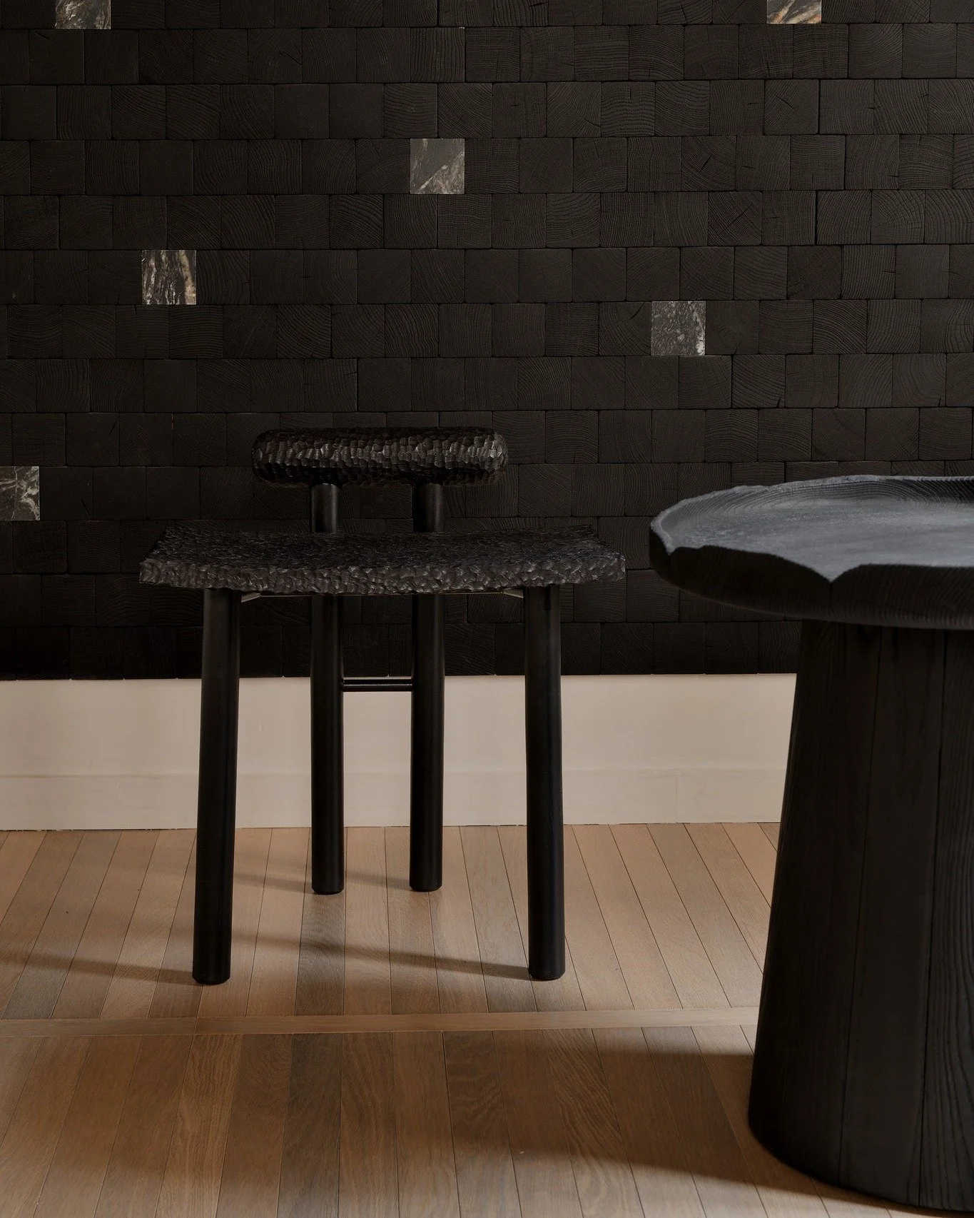 Totem stool in hand-gouged beech wood, presented in the beautiful @carresol_editions  showroom.
.
.
.
.
.
#interiordesign  #designlover #craftsmanship  #slowdesign  #handcarved #beechwood #woodsculpture #sculpturalfurniture #functionalart #collectibl