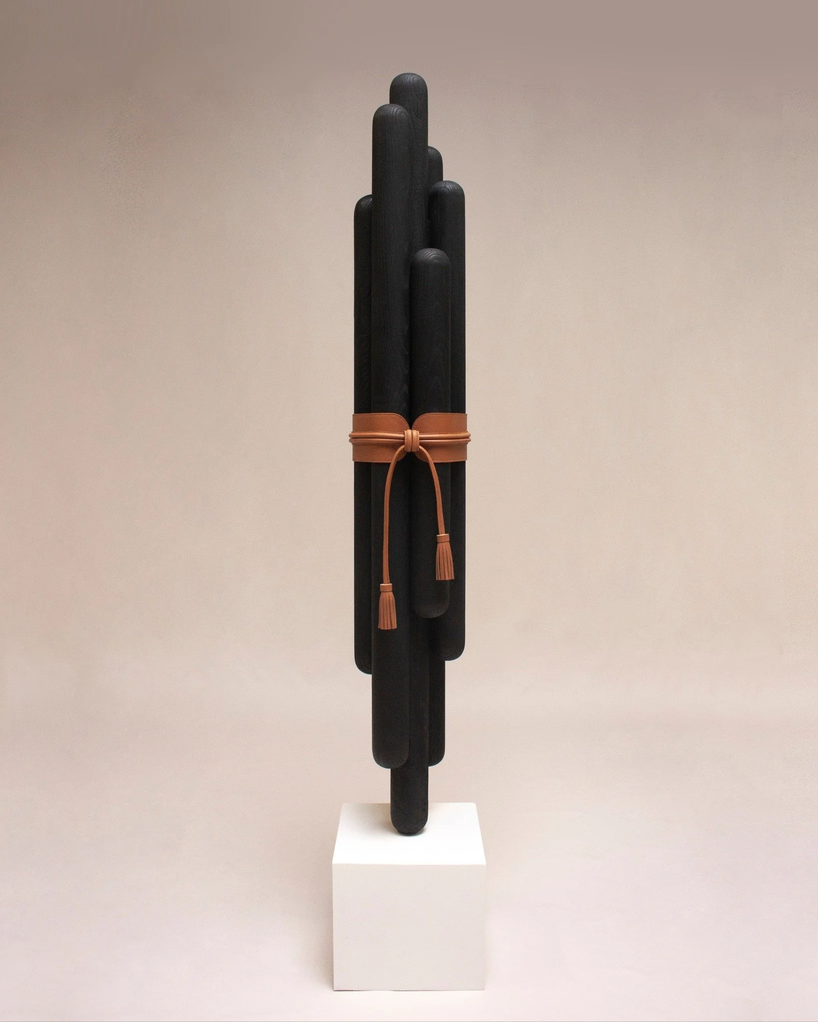 Fagot Noir . Sculpture en fr&ecirc;ne br&ucirc;l&eacute;, bross&eacute;, reli&eacute; par une ceinture en cuir pleine fleur.
.
.
.
.
.
 #collectibledesign #woodsculpture #frenchdesigner #artsdecoratifs #madeinfrance #designermaker #frenchcraft #handm