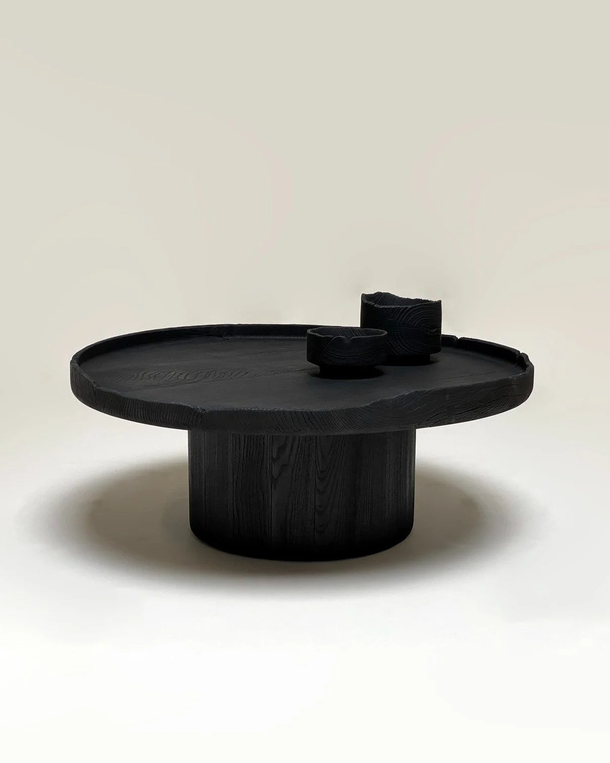 Table basse Quema .  Expos&eacute;es dans le showroom de Carr&eacute;sol edition &agrave; Lyon.
.
.
.
.
.
 #collectibledesign #handmade #artsdecoratifs #frenchcraft #frenchdesigner #yakisugi #designermaker #functionalart