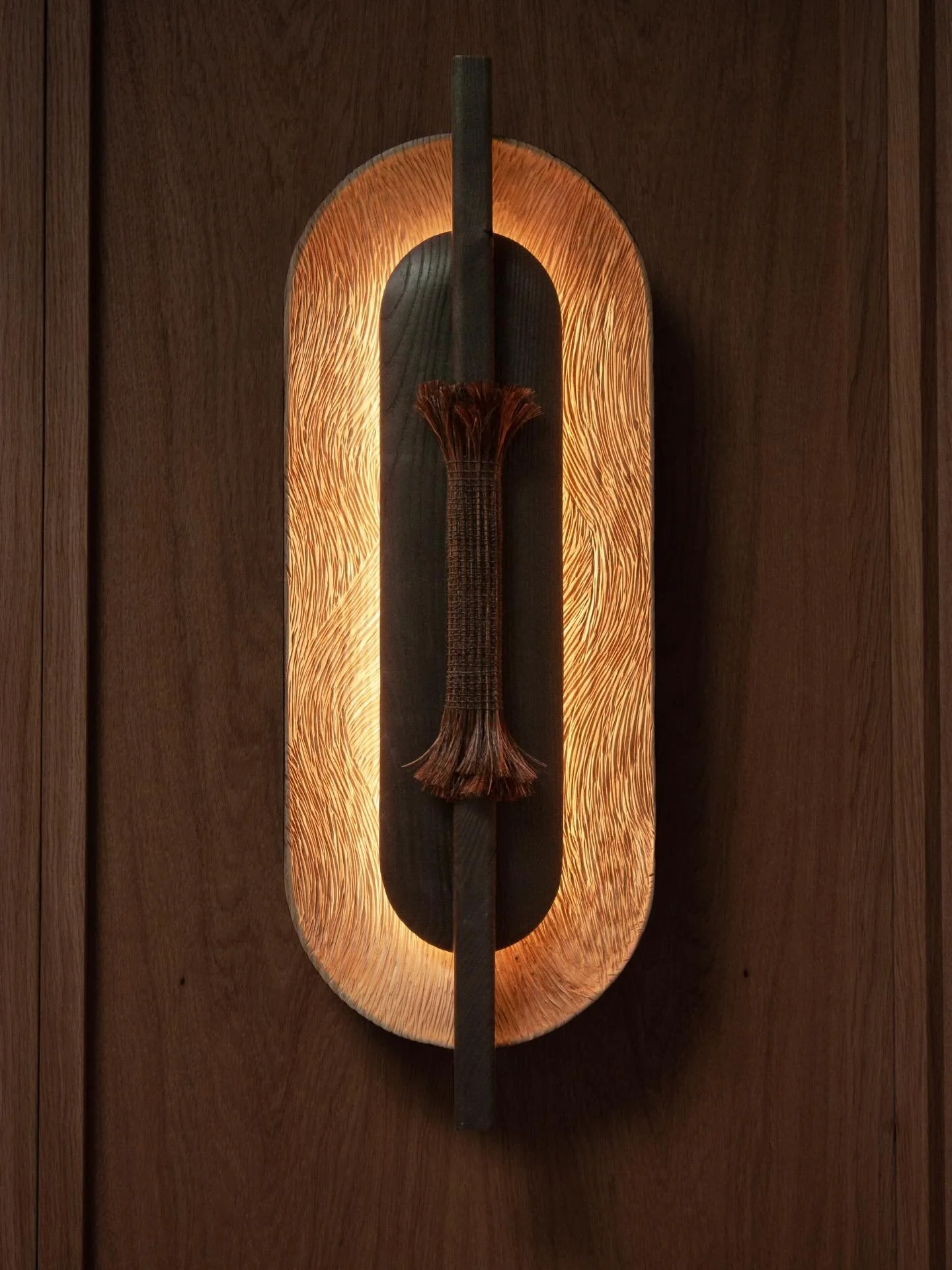 OLONO &bull; Applique en fr&ecirc;ne br&ucirc;l&eacute;, bross&eacute; et sculpt&eacute; dans une pi&egrave;ce de fr&ecirc;ne massif. 
Crin de cheval tiss&eacute; au fil de lin.