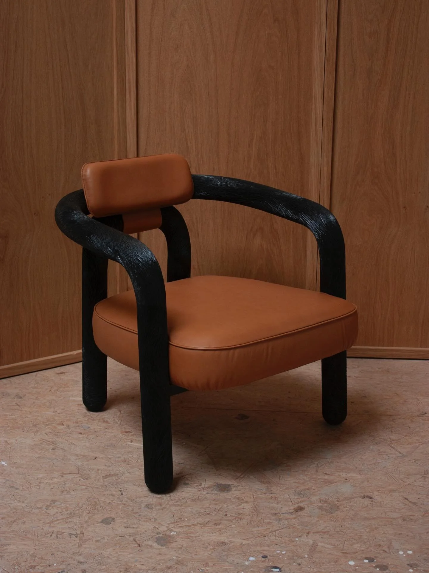 Faune est un fauteuil en h&ecirc;tre massif, enti&egrave;rement sculpt&eacute;, dont l&rsquo;assise et le dossier sont r&eacute;alis&eacute;s en cuir pleine fleur.
La structure, sculpt&eacute;e &agrave; la main, r&eacute;v&eacute;le un motif organiqu