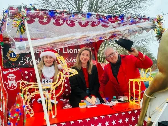 sallly santa 4.jpg