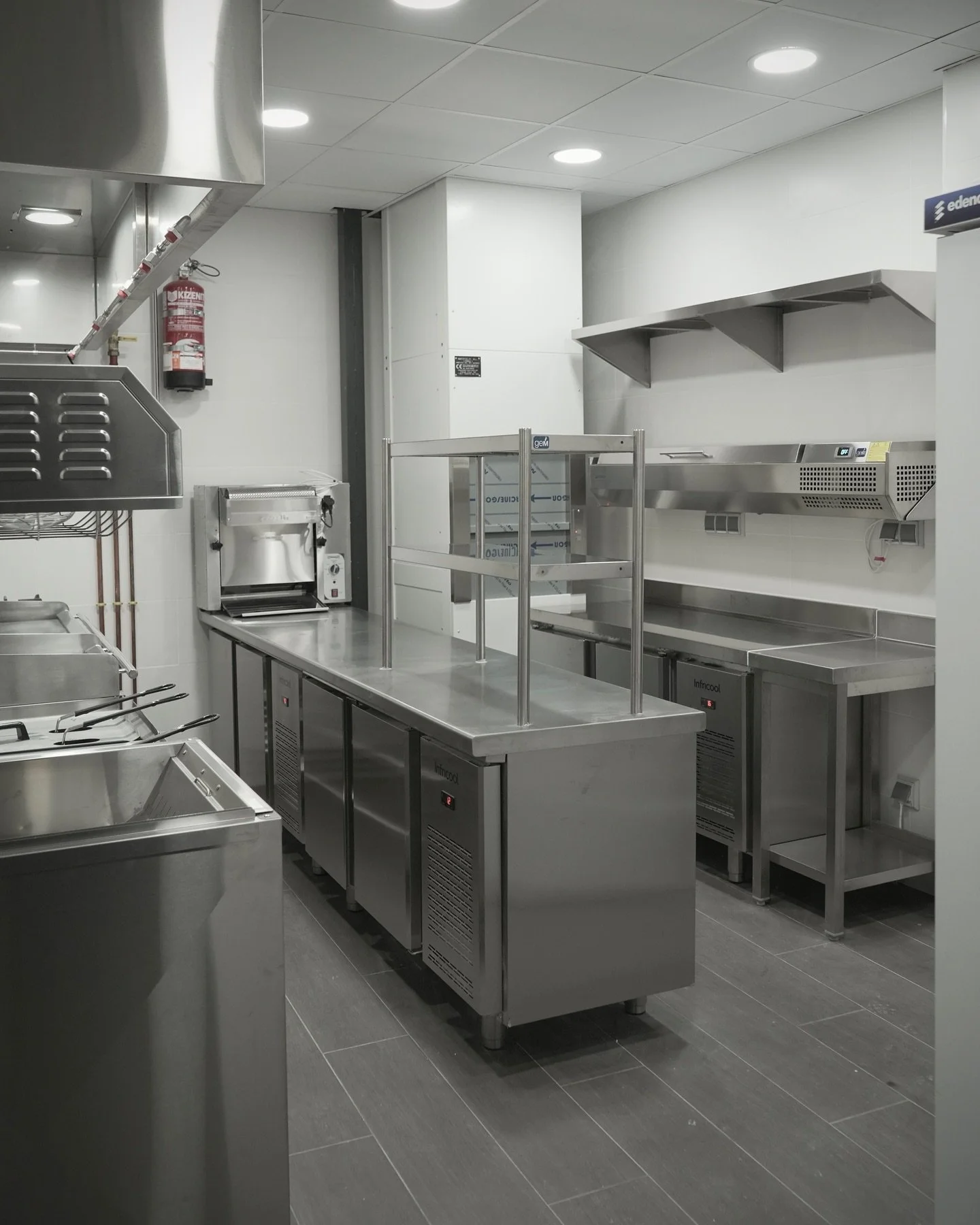 El antes y despu&eacute;s de la cocina en nuestro proyecto Florida 21✨Transformamos este espacio en una cocina funcional con equipos modernos y eficientes que ahorren tiempo de producci&oacute;n y mejoren la calidad de los platos✨

Actualizamos todo 