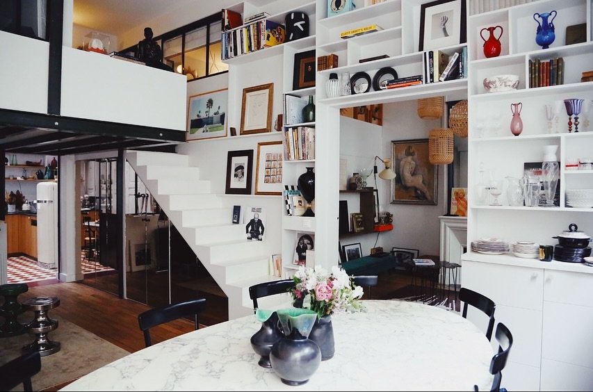 Projet Sublime qui a vue le joue dans le 7eme arrondissement de Paris, un charmant atelier d&rsquo;artistes. Nous avons cr&eacute;e une mezzanine en fer forg&eacute; avec sa bibiloth&eacute;que toute hauteur surmesure  #ferroneriedart #ferronerie #at