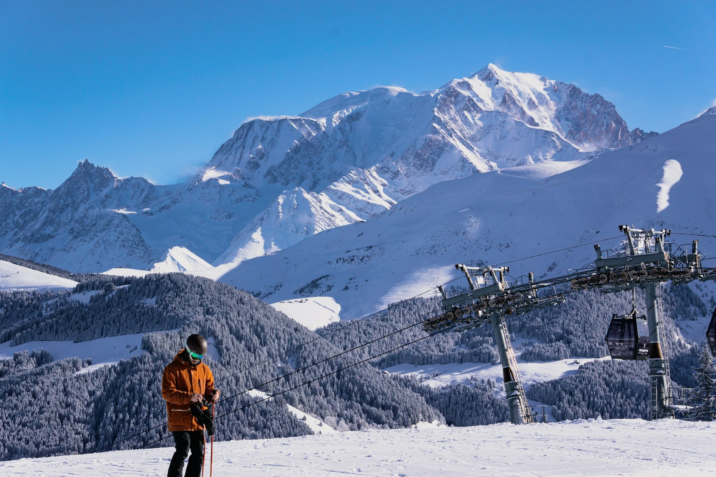 Vue des pistes de ski et des montagnes enneigées à Megève en hiver.