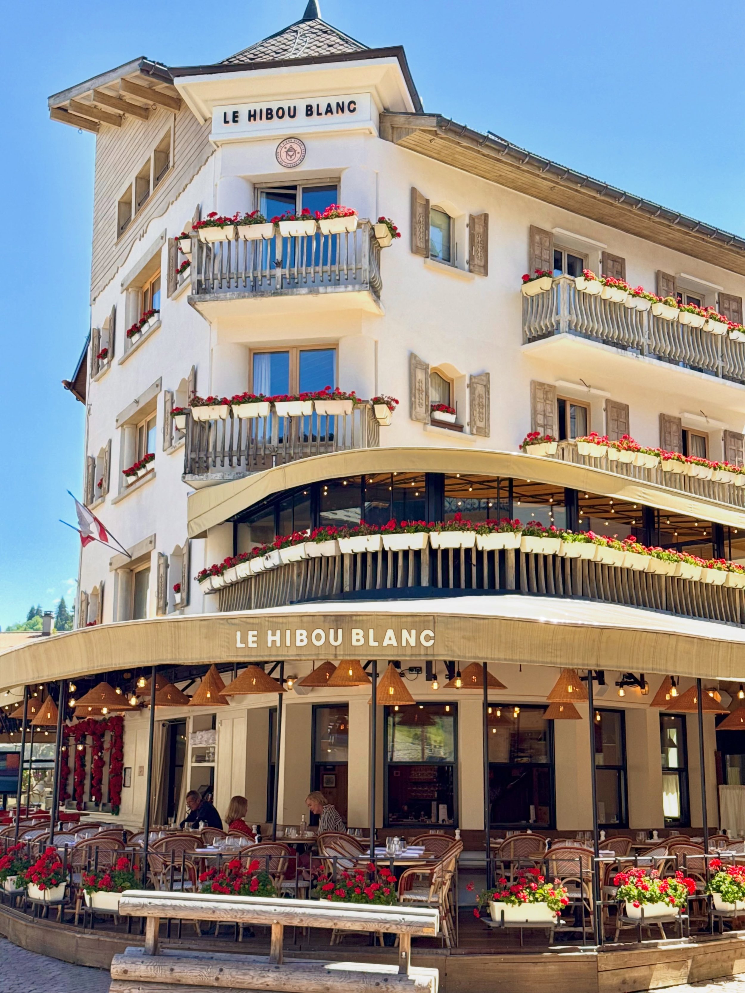 L&rsquo;art de vivre &agrave; Meg&egrave;ve.

&Agrave; Meg&egrave;ve, le luxe ne se mesure pas seulement aux plus belles adresses.

Il se retrouve dans un caf&eacute; en terrasse au soleil, dans les ruelles pav&eacute;es du village, face aux sommets,