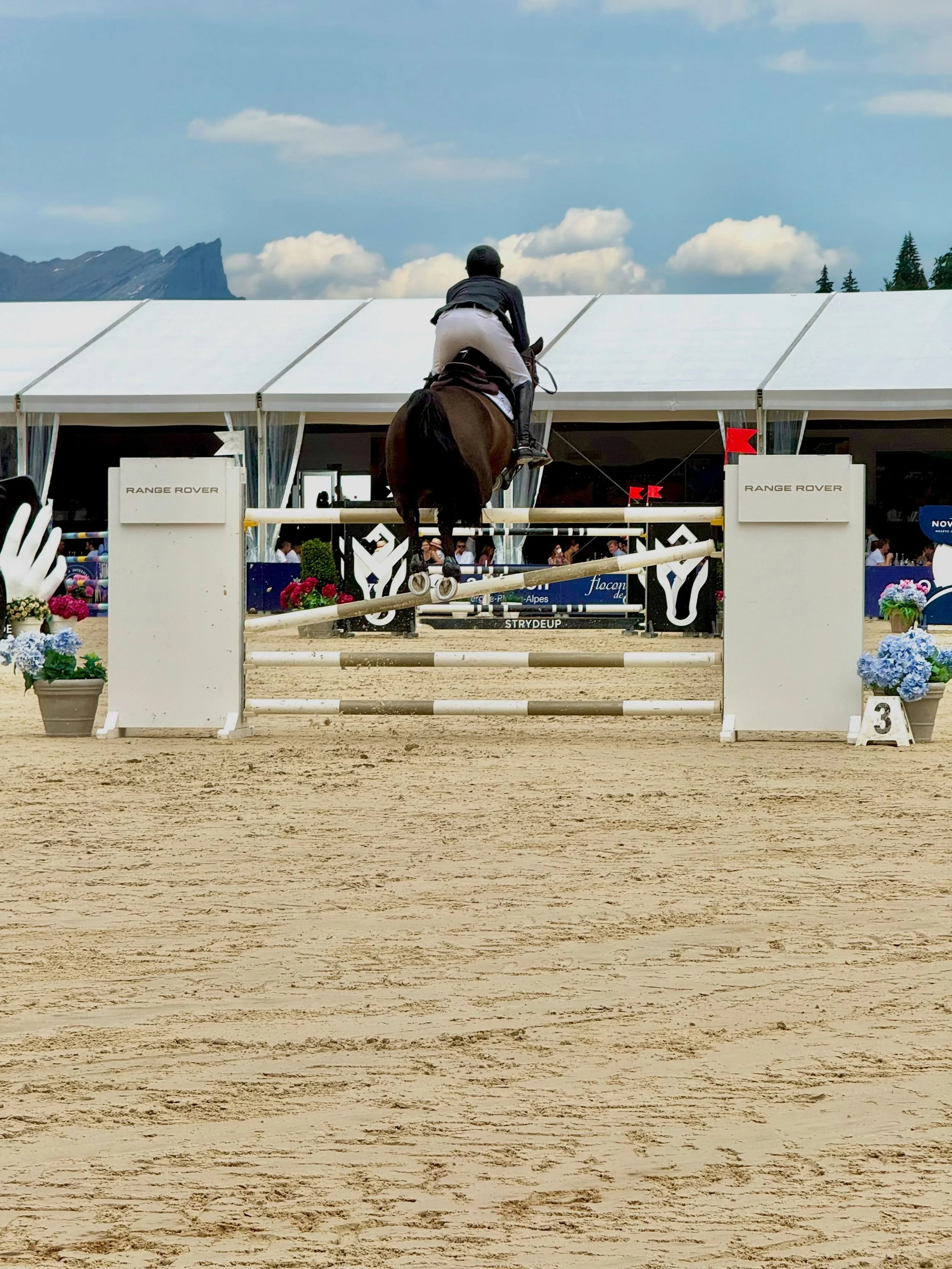 📸 Retour en images sur une semaine de @jumpingmegeve. 🐎

Pendant plusieurs jours, le c&oelig;ur du village a vibr&eacute; au rythme des &eacute;preuves, dans un cadre toujours aussi exceptionnel.

Des parcours spectaculaires, des cavaliers de renom
