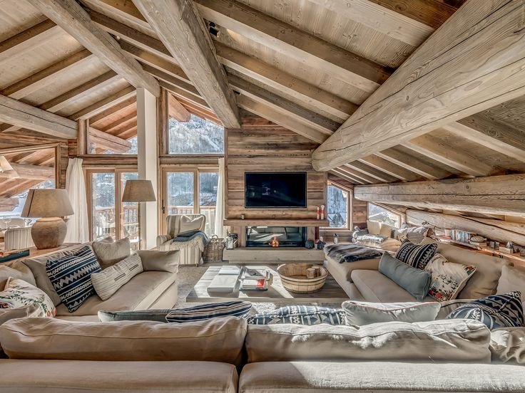 Salon de chalet avec vue montagne à Megève