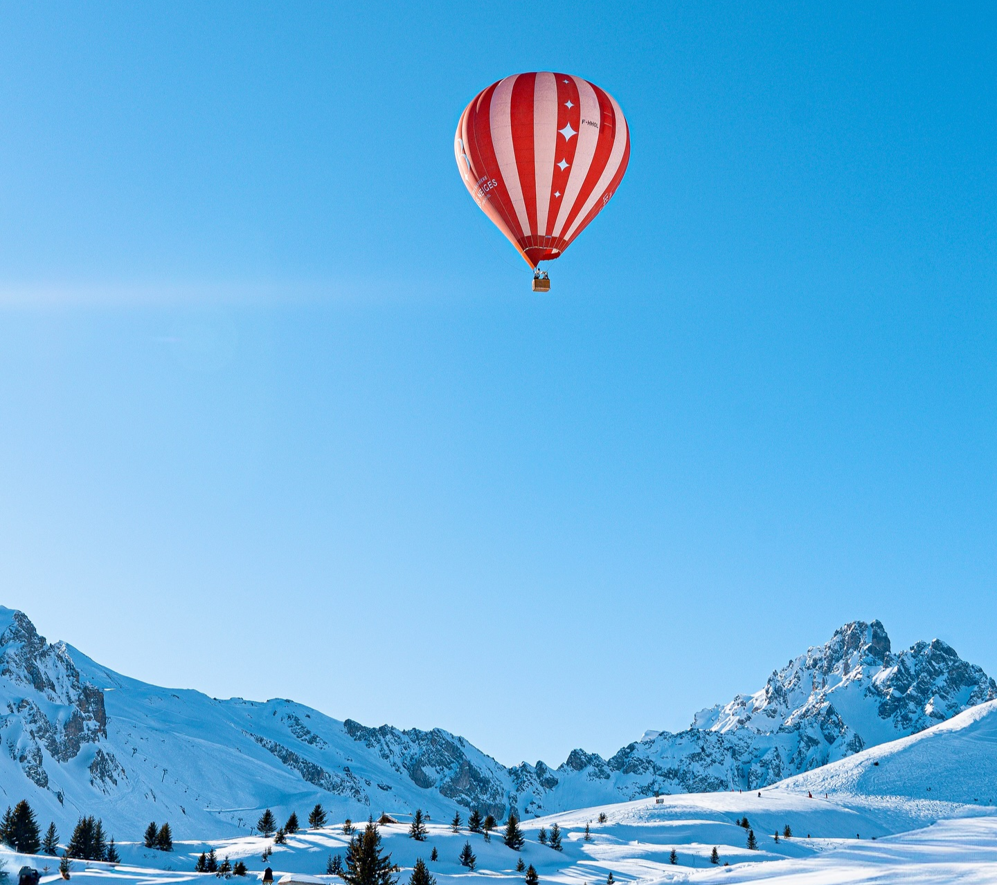 Vue des montagnes enneigées à Courchevel avec activité en montgolfière