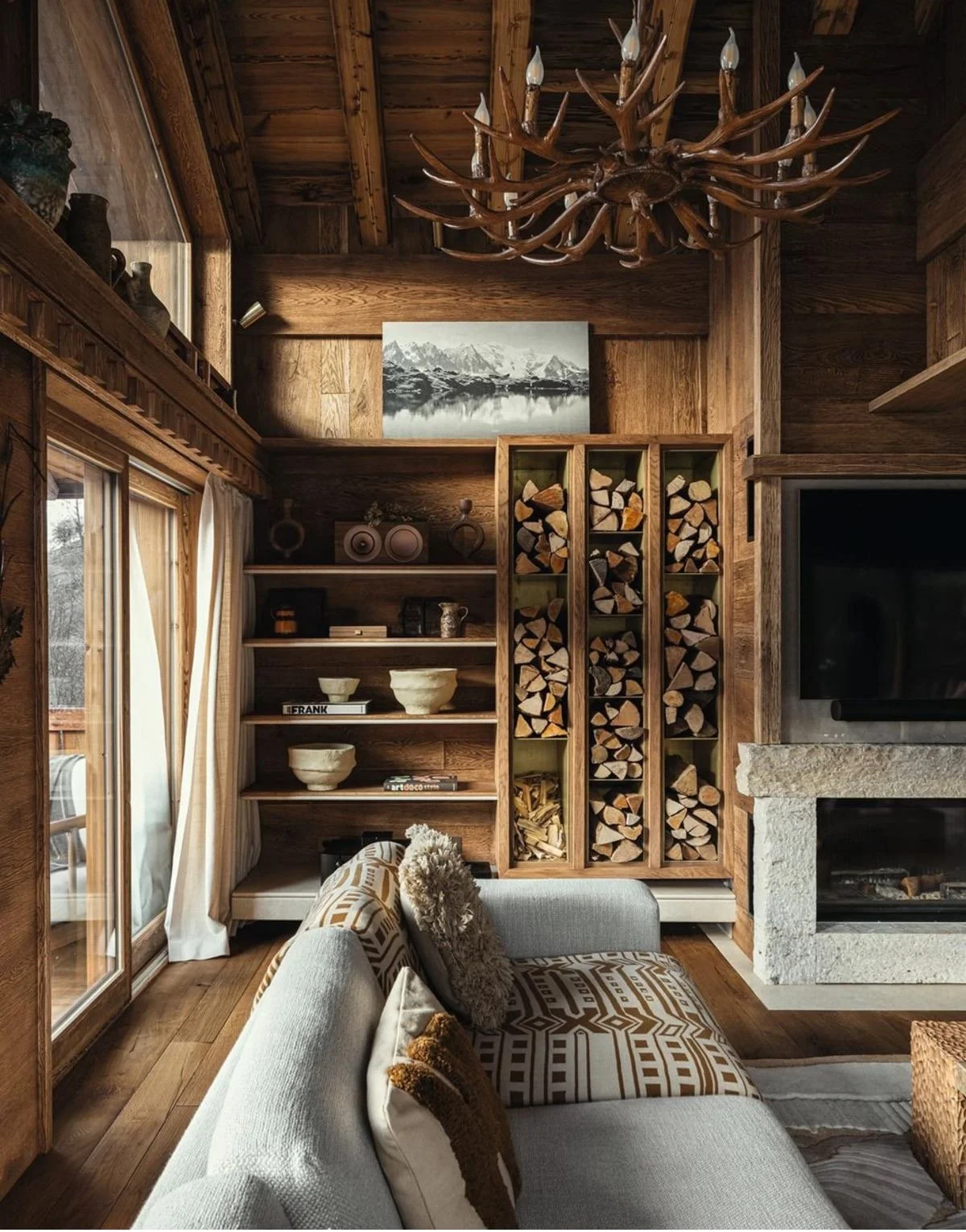 Intérieur chaleureux d’un chalet de luxe à Megève avec cheminée
