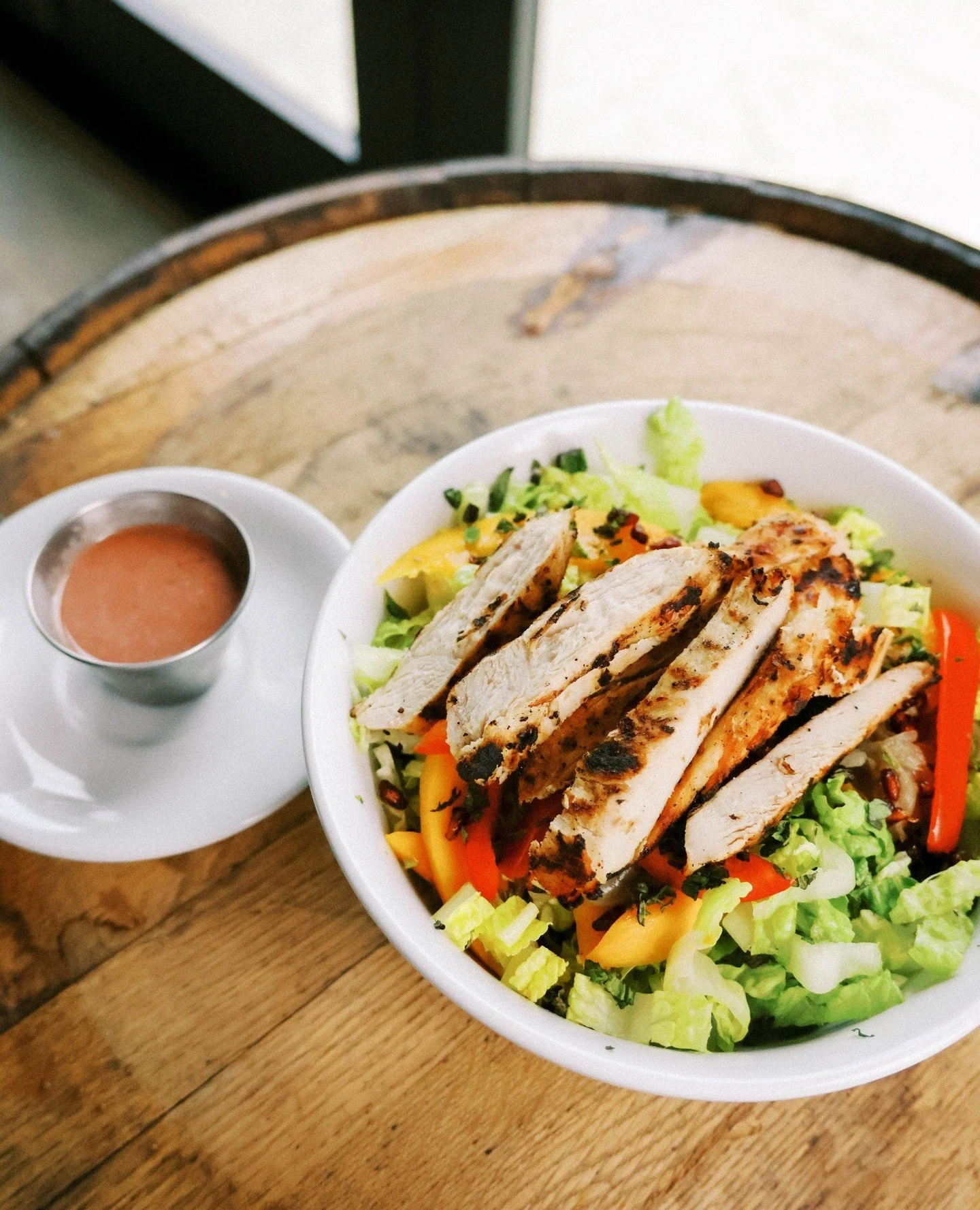 Sunshine, fresh air, and a fresh salad. Lunch on the patio is calling ☀️ 🥗⁠
⁠
#delmarny #upstateny #normansidecountryclub #lunchideas⁠