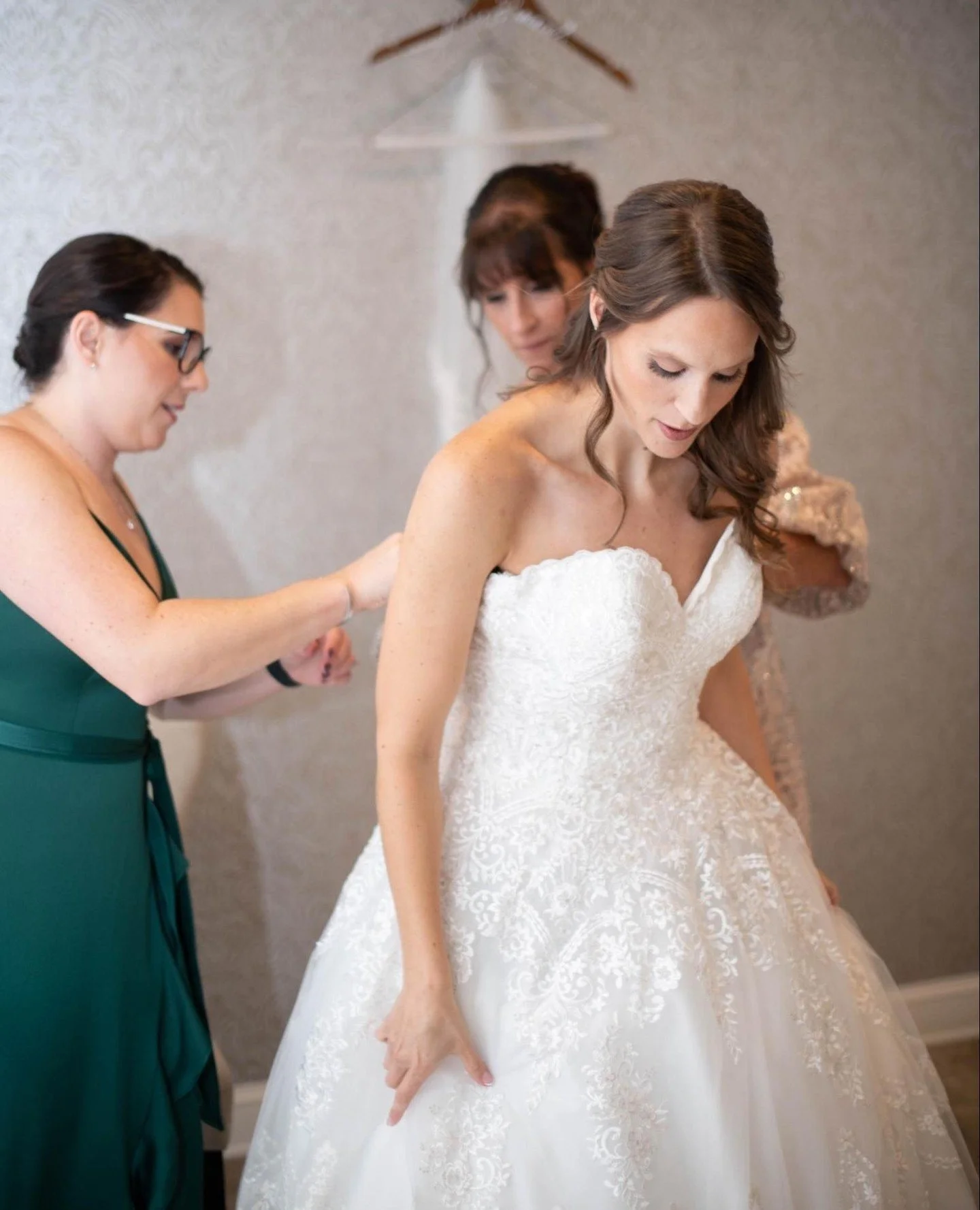 The quiet moments before you say &ldquo;I do&rdquo;⁠
⁠
⁠
@kerensarybakphotography⁠
#wedding #weddingvenue #upstateny #bridalsuite #albanyny⁠