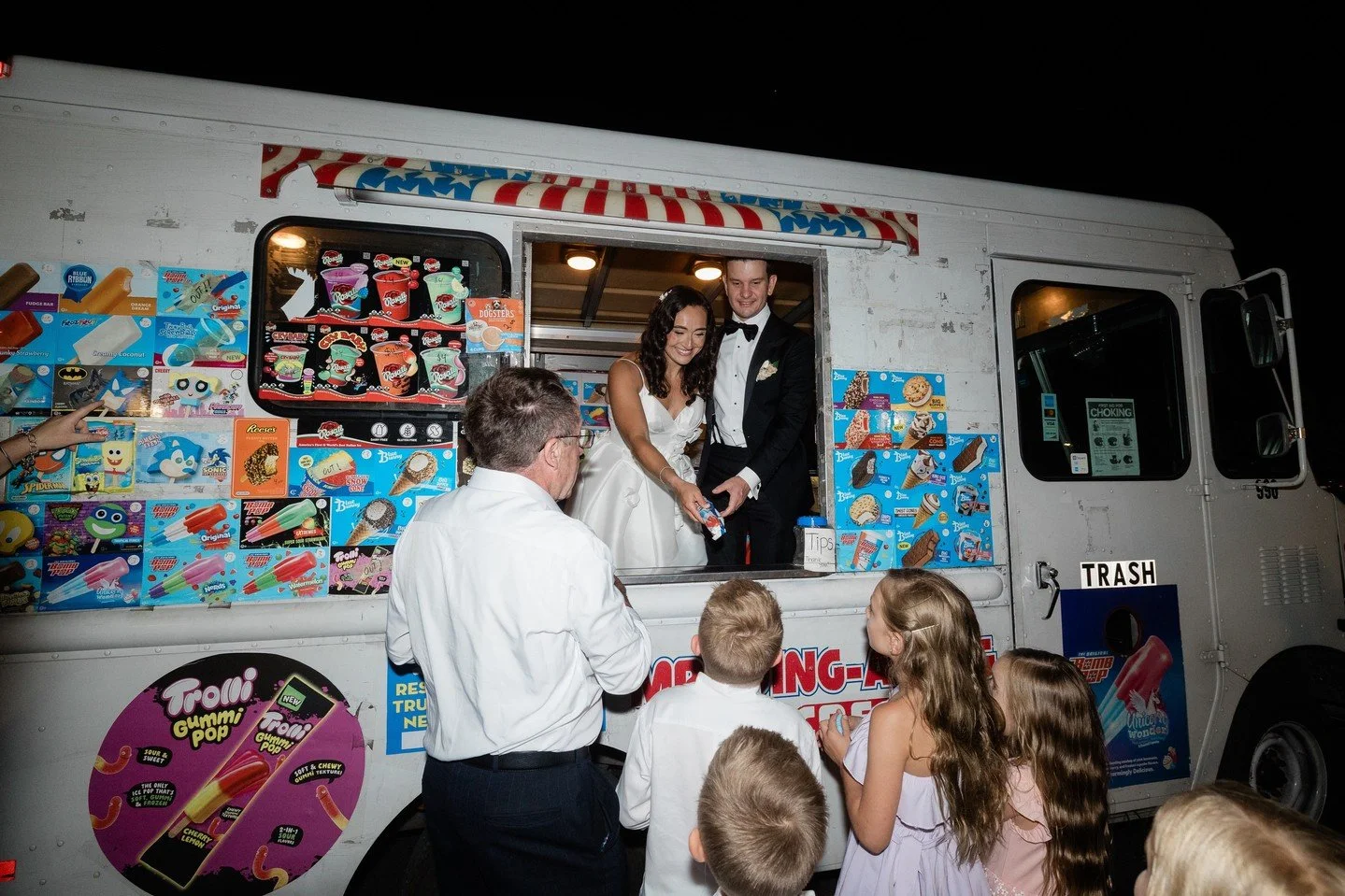 Who needs cake when you&rsquo;ve got an ice cream truck at your wedding? 🍦⁠
⁠
@linconley_photography⁠
