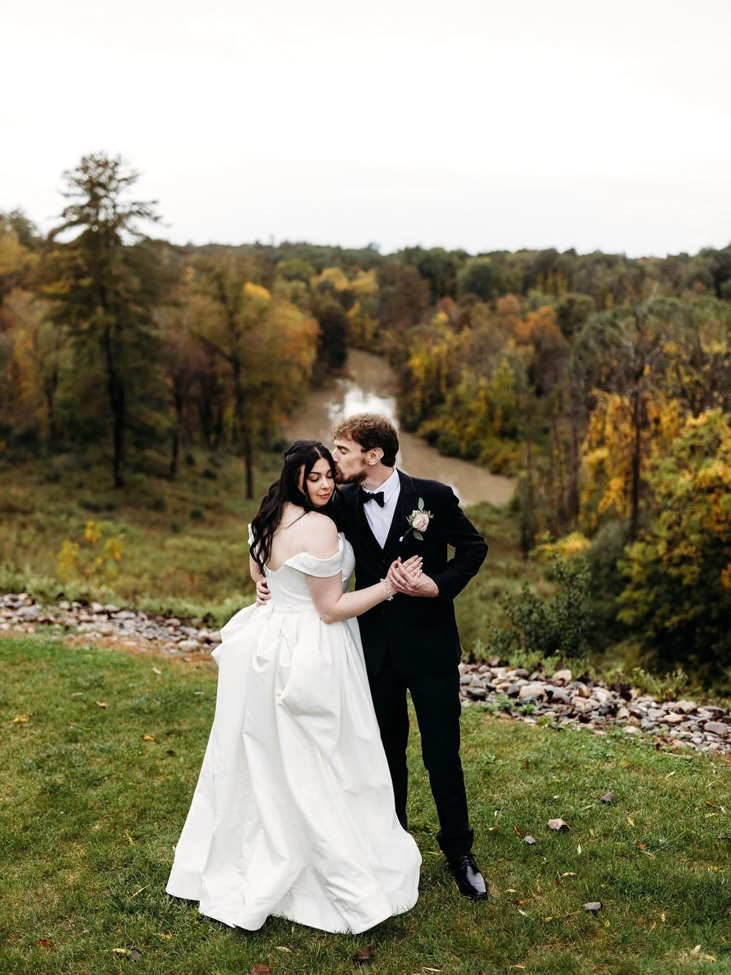 Fall weddings at Normanside are all about that golden light 🍂 From crisp air to candlelit receptions, there&rsquo;s just something magical about saying I do this season✨

@angelamiaphoto