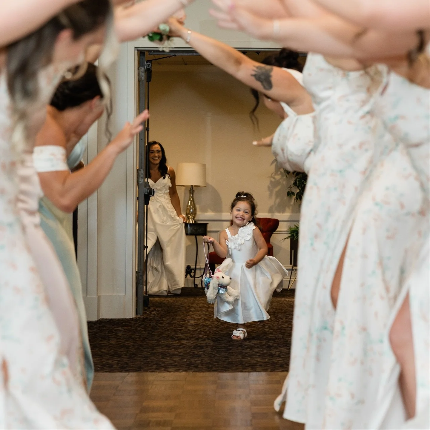 An entrance she&rsquo;ll never forget 👉 Swipe to the end

📷 @linconley_photography conley_photography