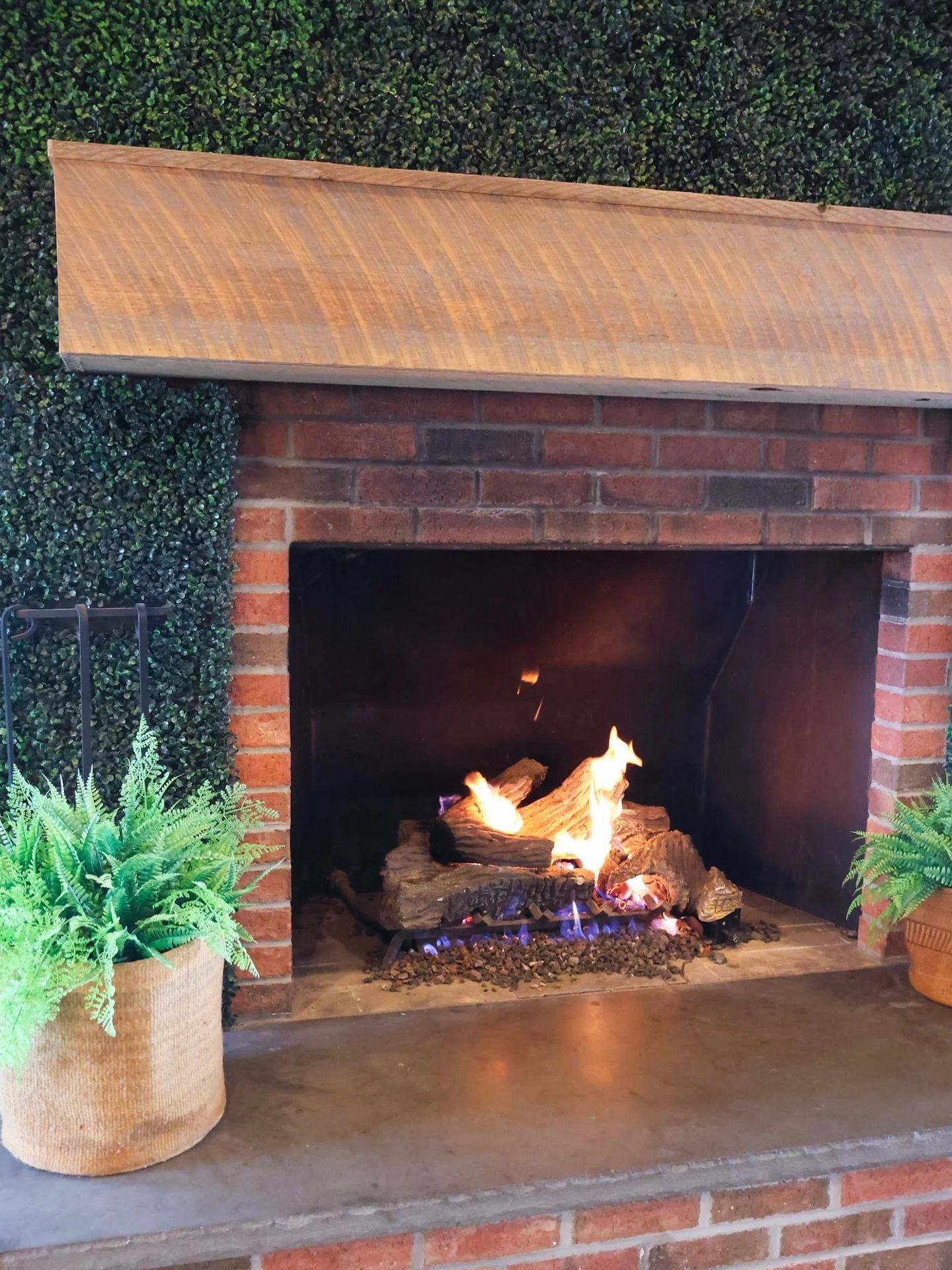 There&rsquo;s something about good company and a crackling fire that just feels right. See you at Normanside this week?

#delmarny #capitalregion #upstateny