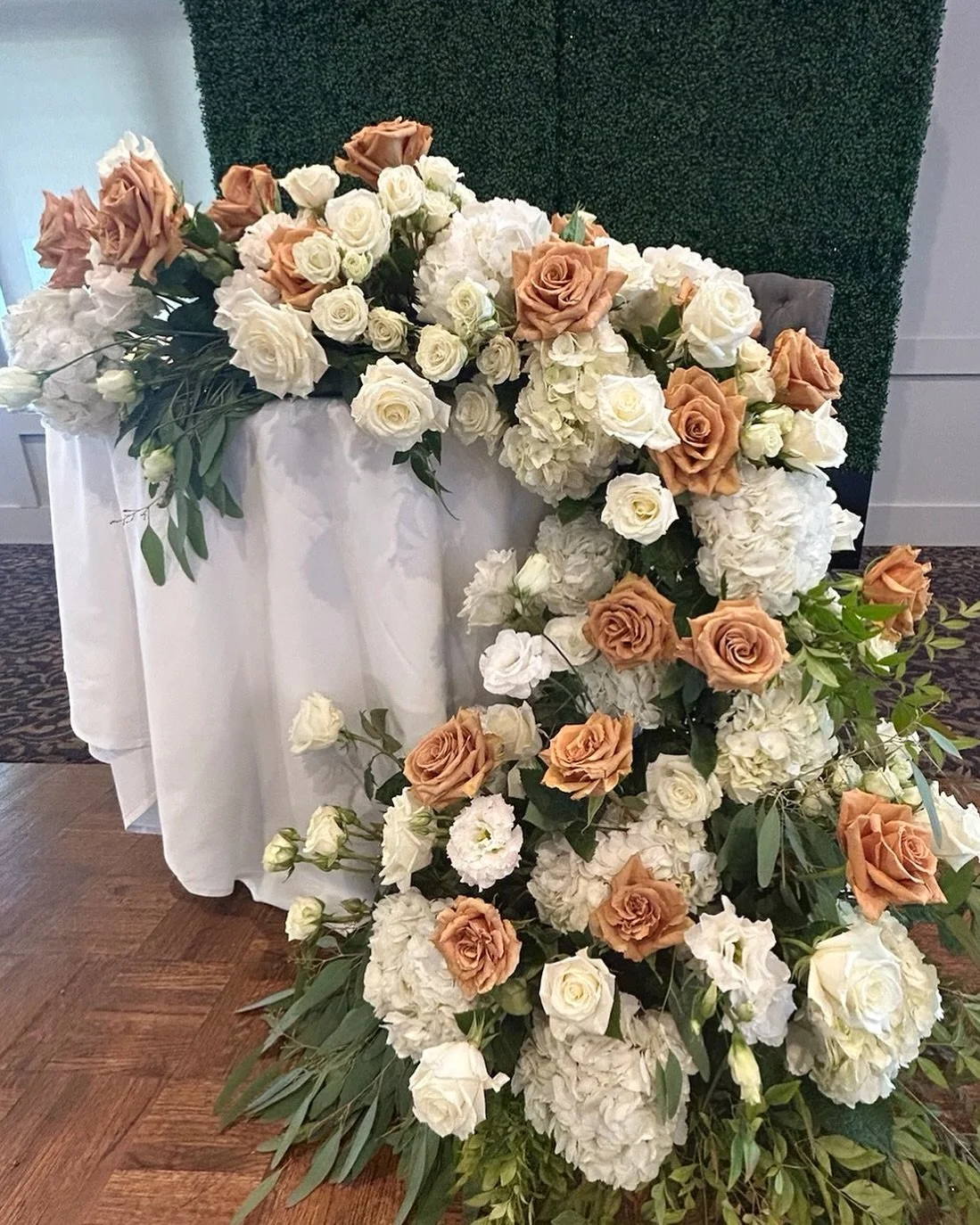 🌸 Beautiful details that turn your sweetheart table into a picture-perfect moment

Florist: @flowerblossomdesign_ 

#weddinginspiration #weddingflowersdecor #delmarny