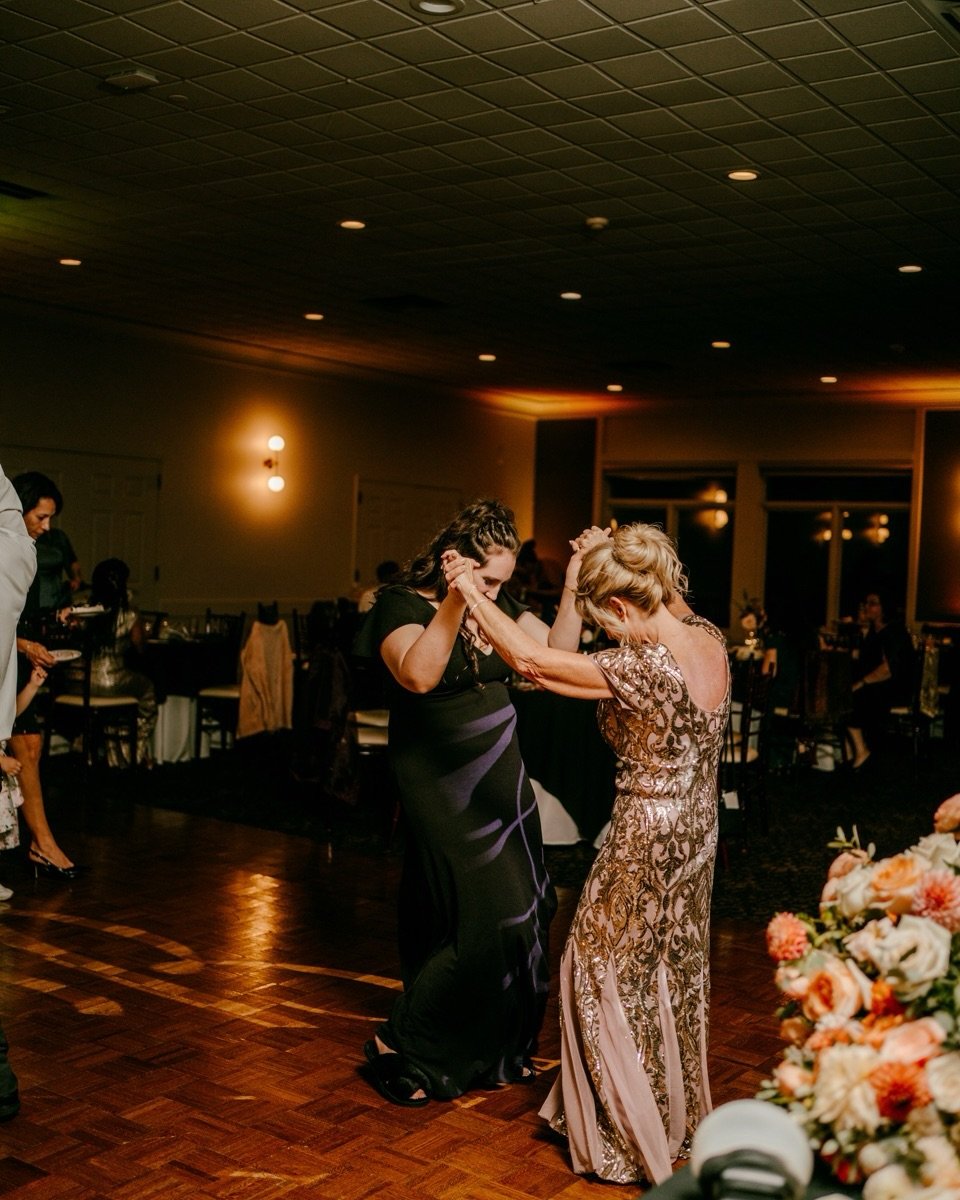 Cue the music, grab your person, and dance the night away 💃✨

@zoemasonphotography