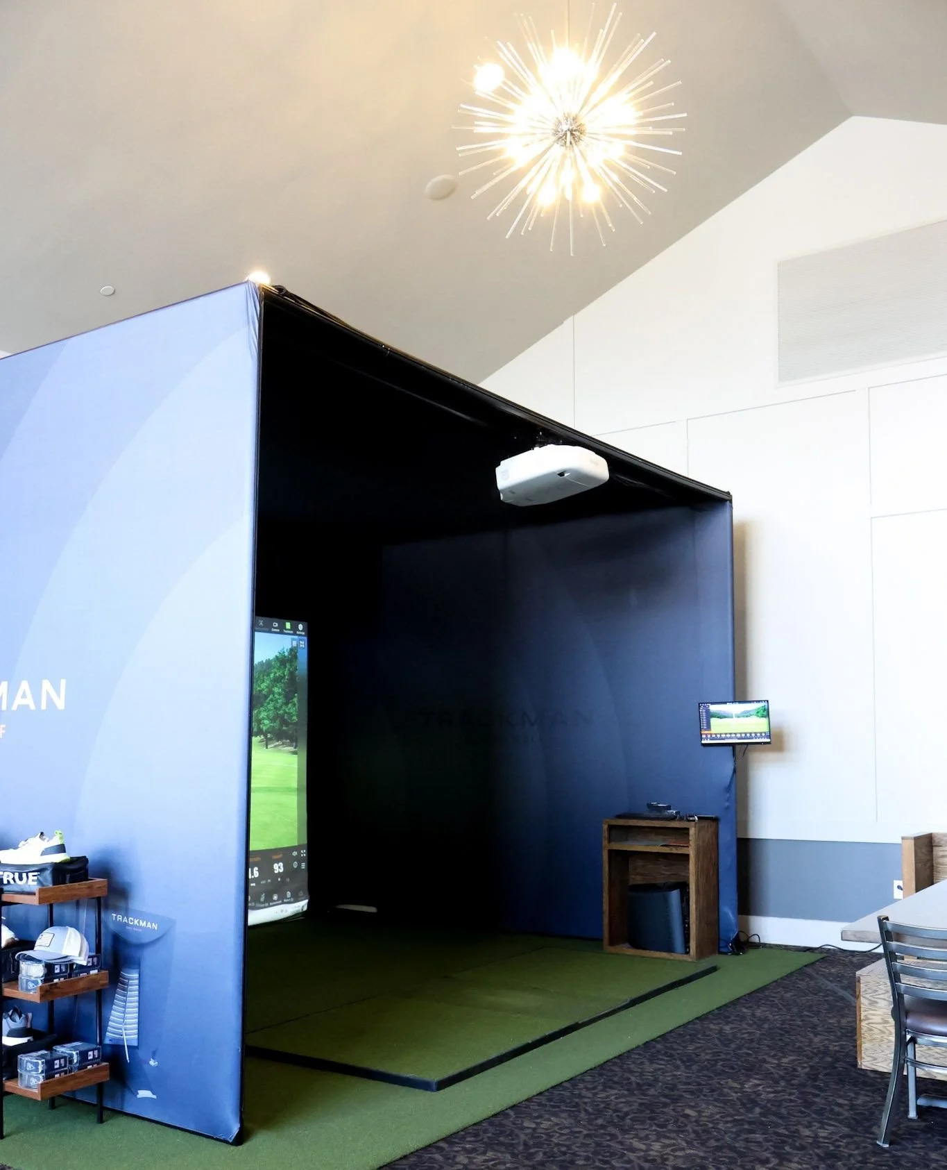 Simulator season is winding down and we know everyone&rsquo;s itching to get back on the course ⛳️⁠
⁠
Before the seasons change, sharpen your skills in the simulator and take advantage of our March Madness deals. Weekday rates are just $27.50 and wee