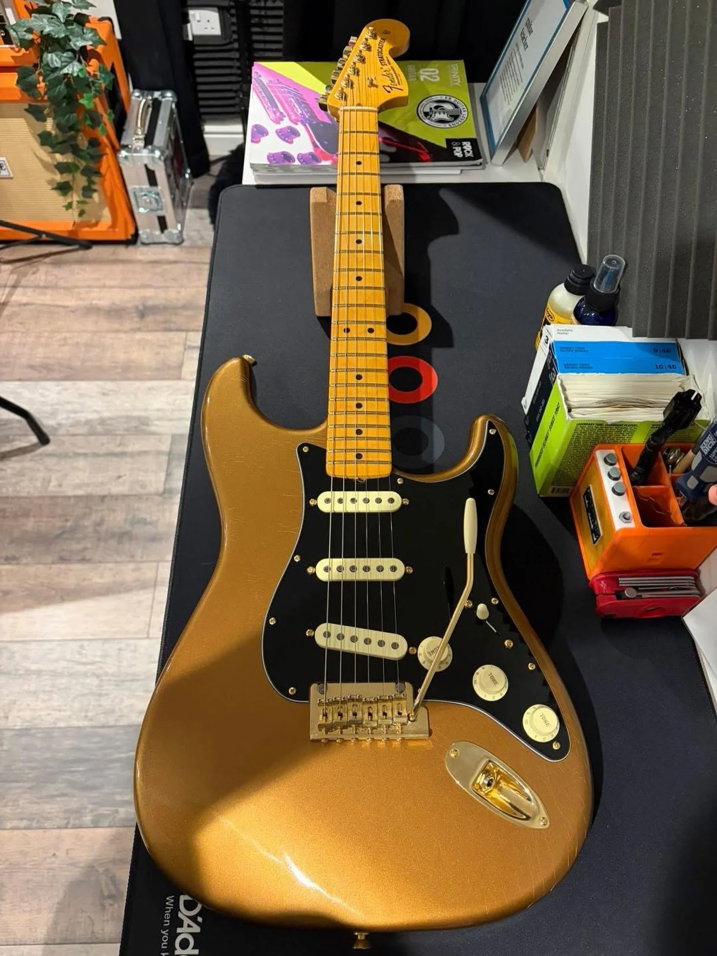Had this Bruno Mars Signature Strat &lsquo;Mars Mocha&rsquo; on the bench for a restring and full setup. Action and intonation dialled in, neck adjusted, and now it&rsquo;s playing smooth and effortless &mdash; and that finish looks unreal under the 