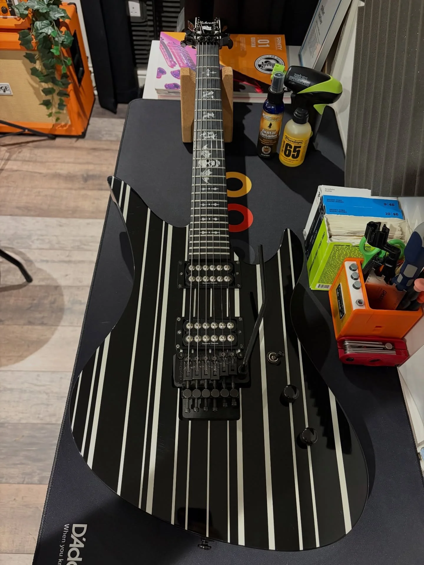 Had this Synyster Gates Custom Black w/ Silver Pinstripes on the bench for a restring and freshen up.

New strings on, setup dialled in, fretboard cleaned, and everything feeling smooth again. Back to playing fast and effortless 🤘🔥

#AvengedSevenfo