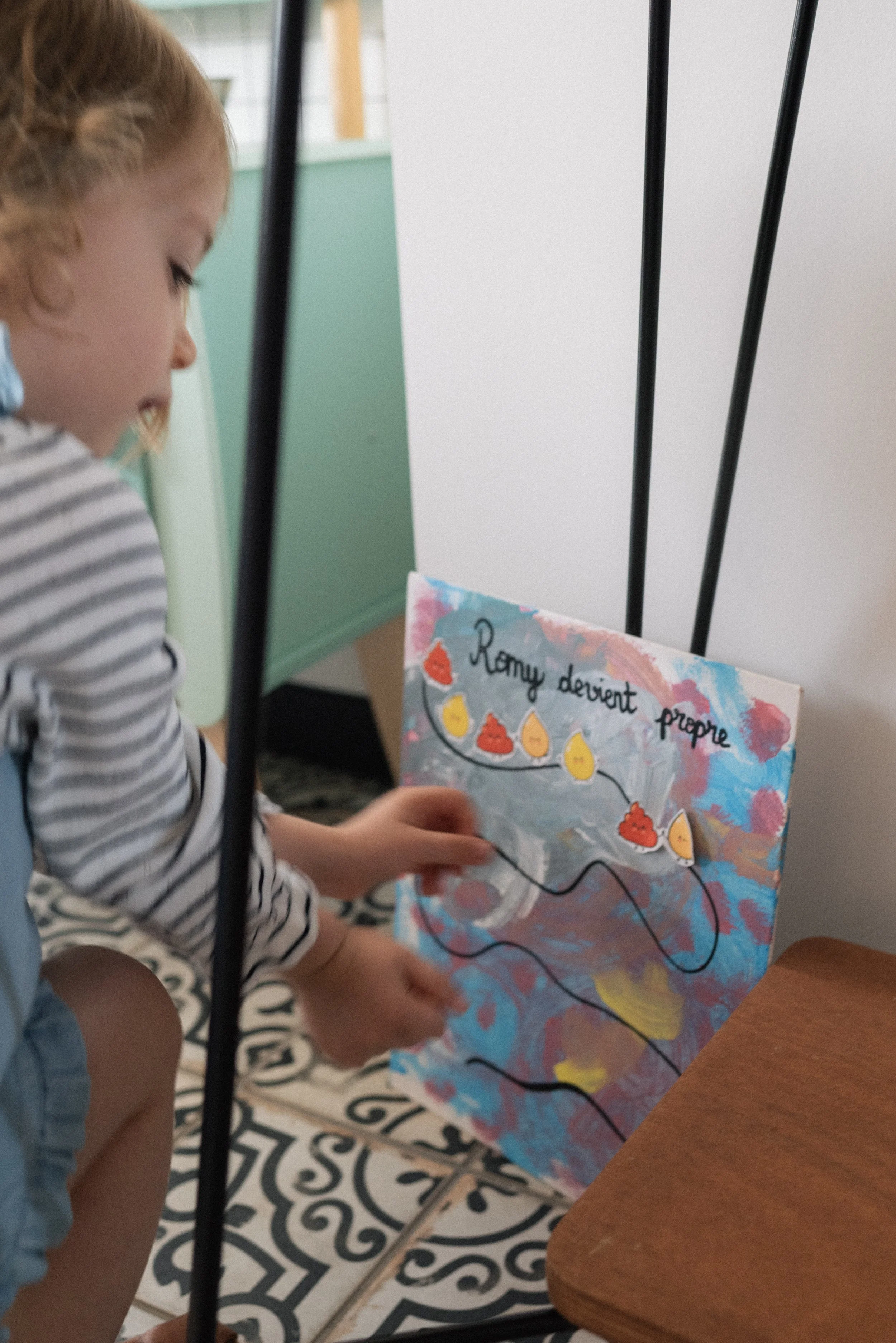 une enfant s'applique à noter ses exploits