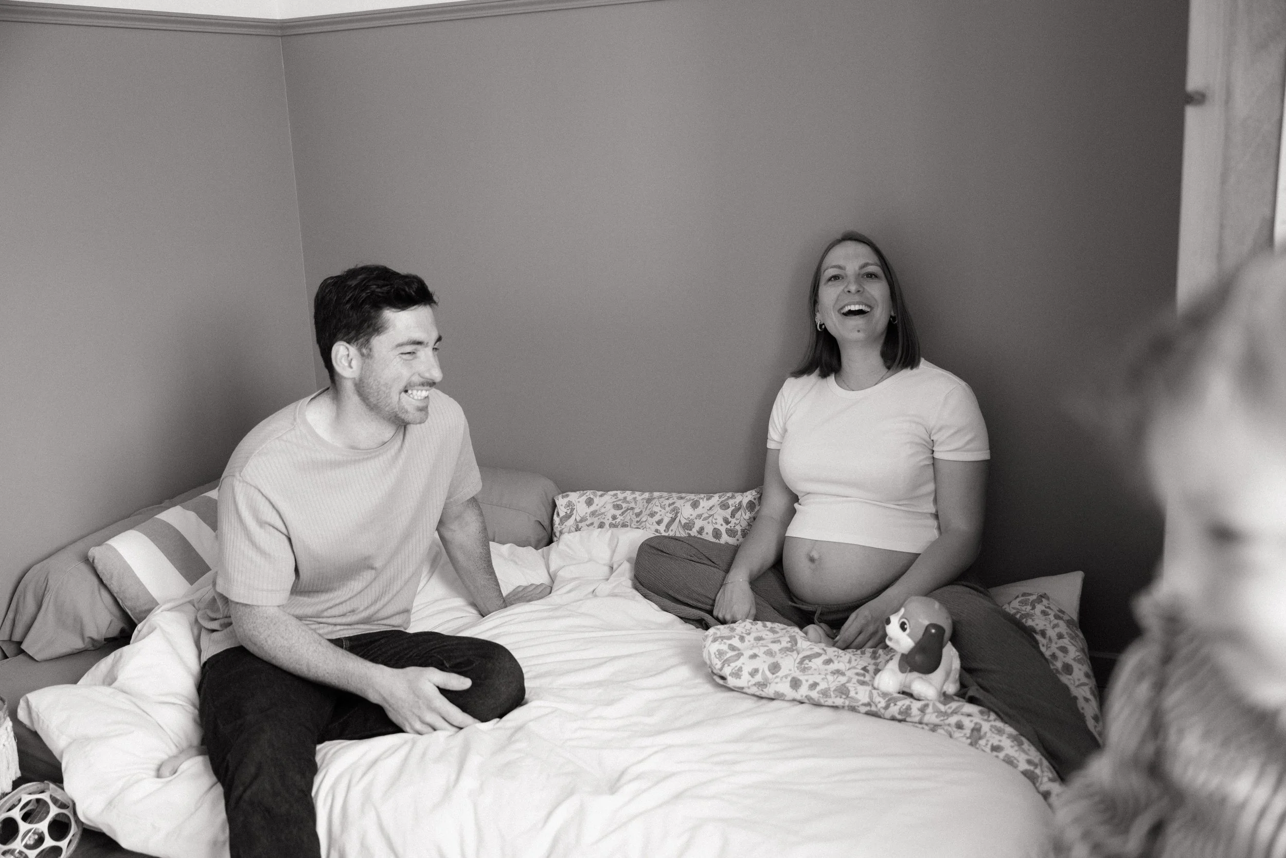 une famille souriante dans une chambre d'enfant