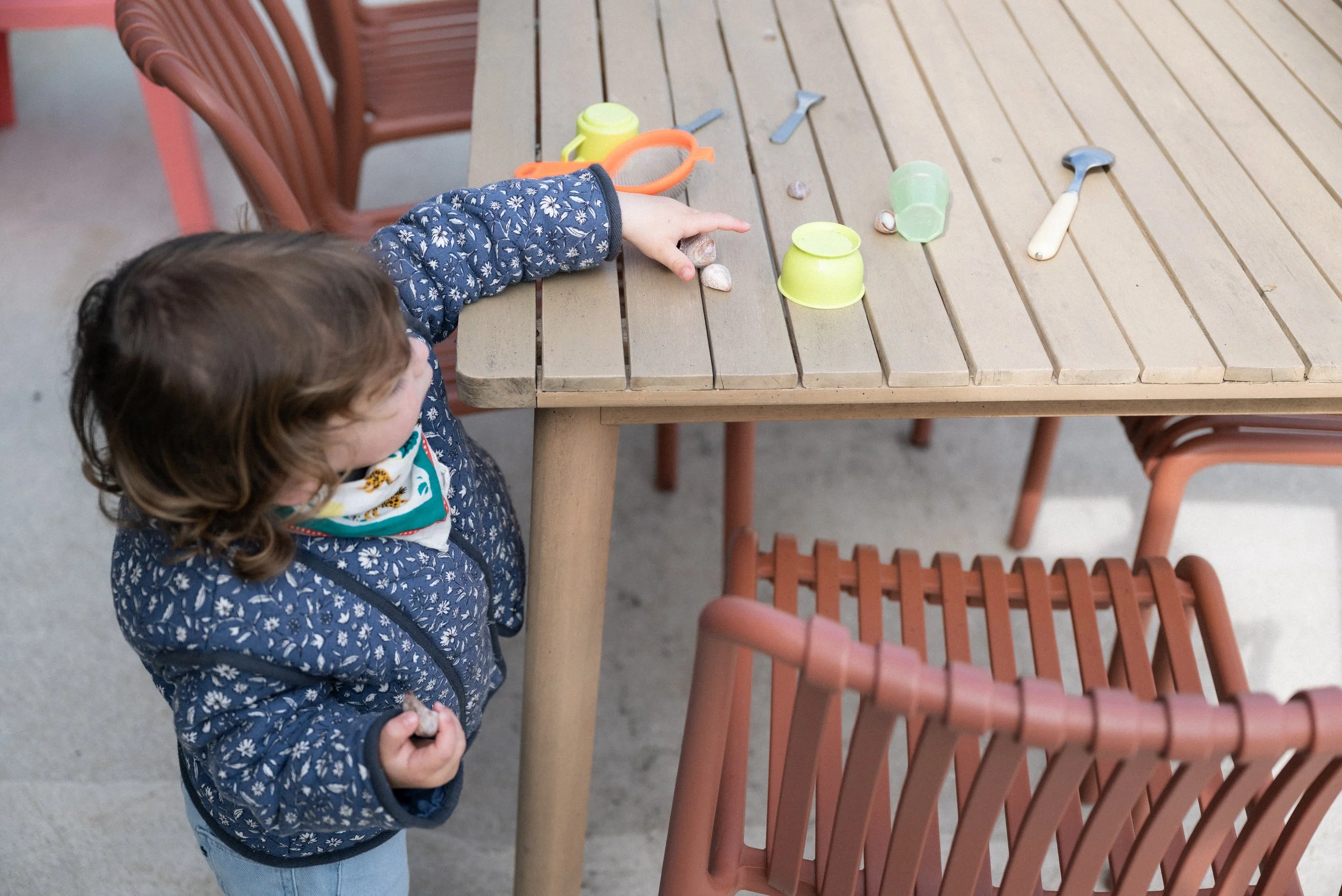 une enfant jouant avec ses jouets extérieurs