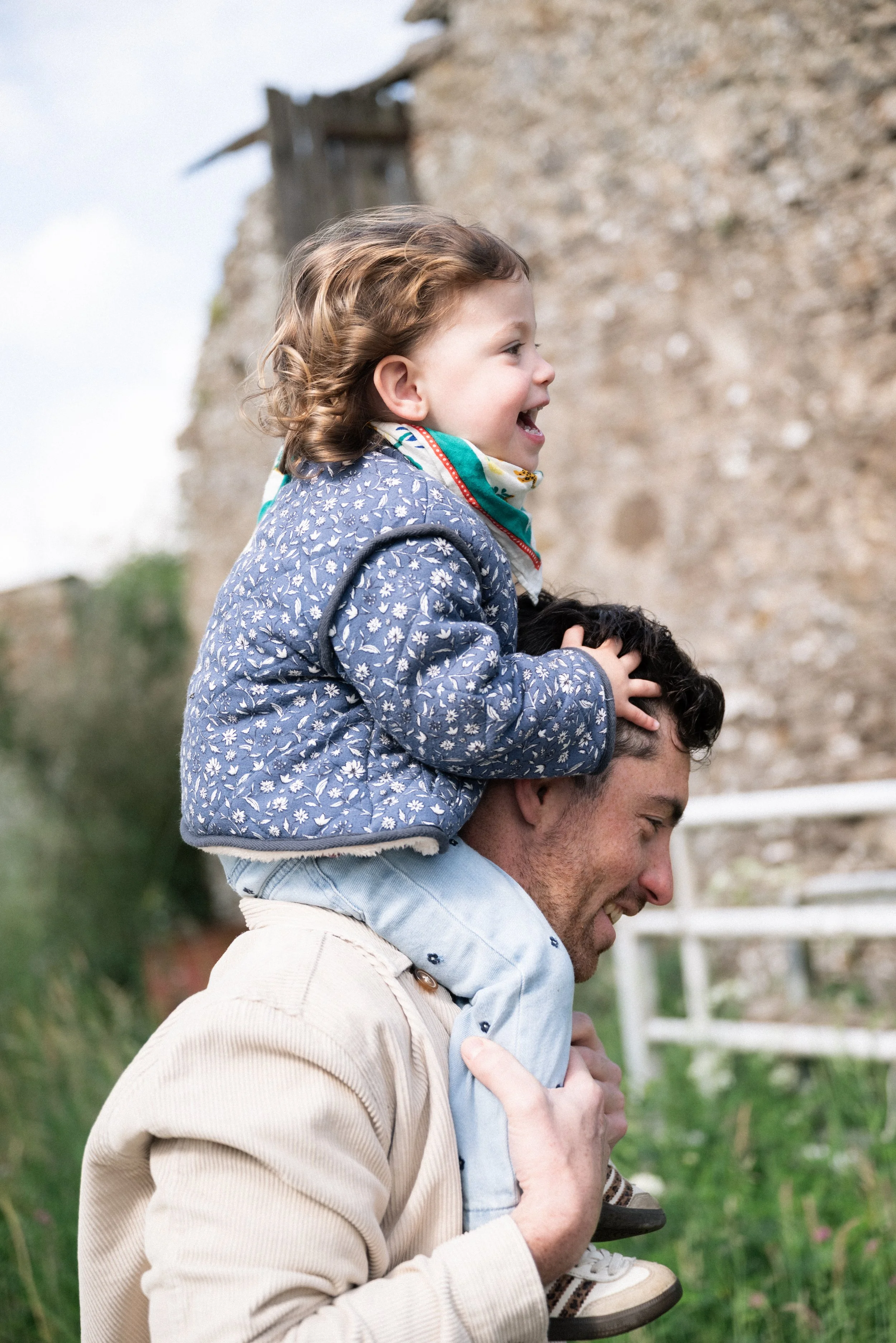 un enfant et sur le dos de son papa