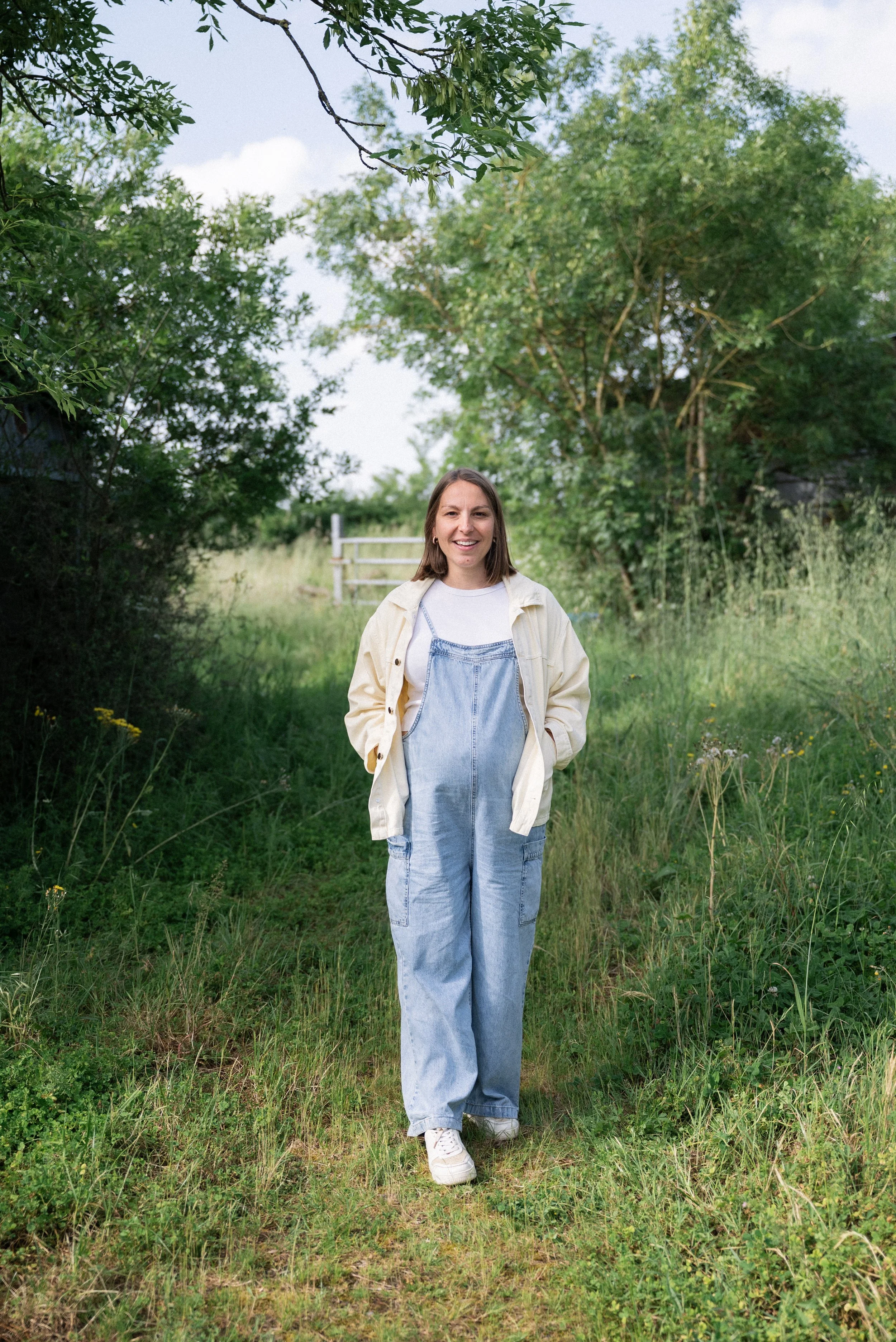une femme enceinte dans la nature