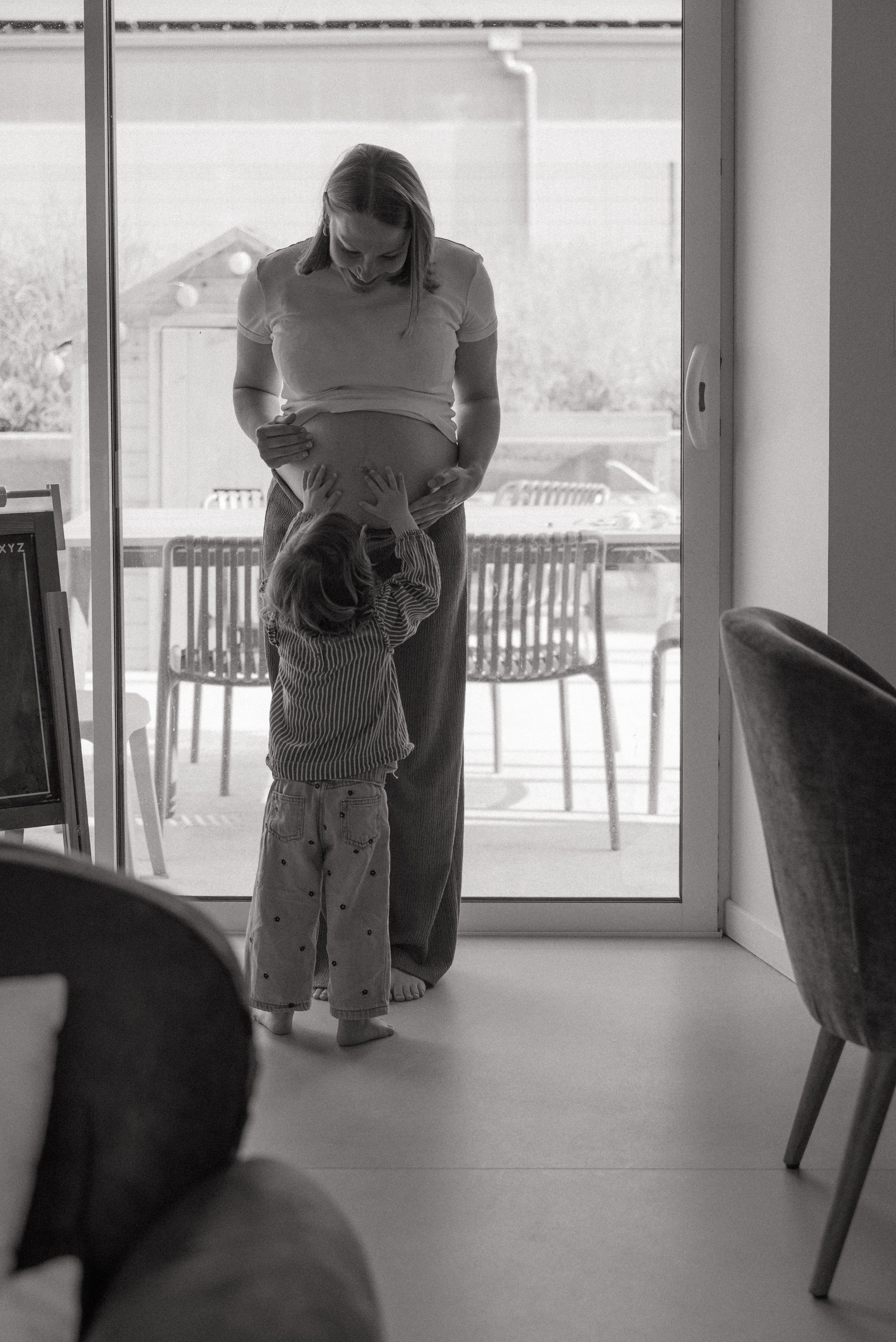 une mère enceinte et son enfant touche le ventre
