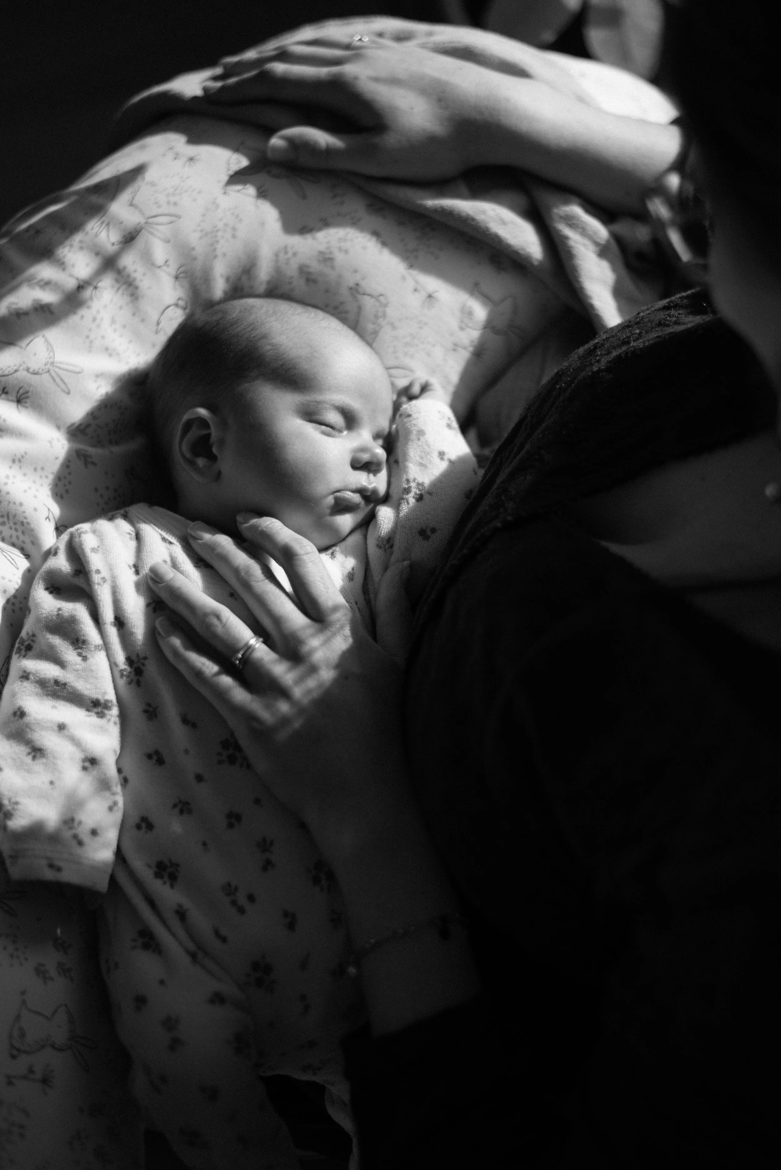 un bébé dort contre sa maman photographié par une photographe à Nantes