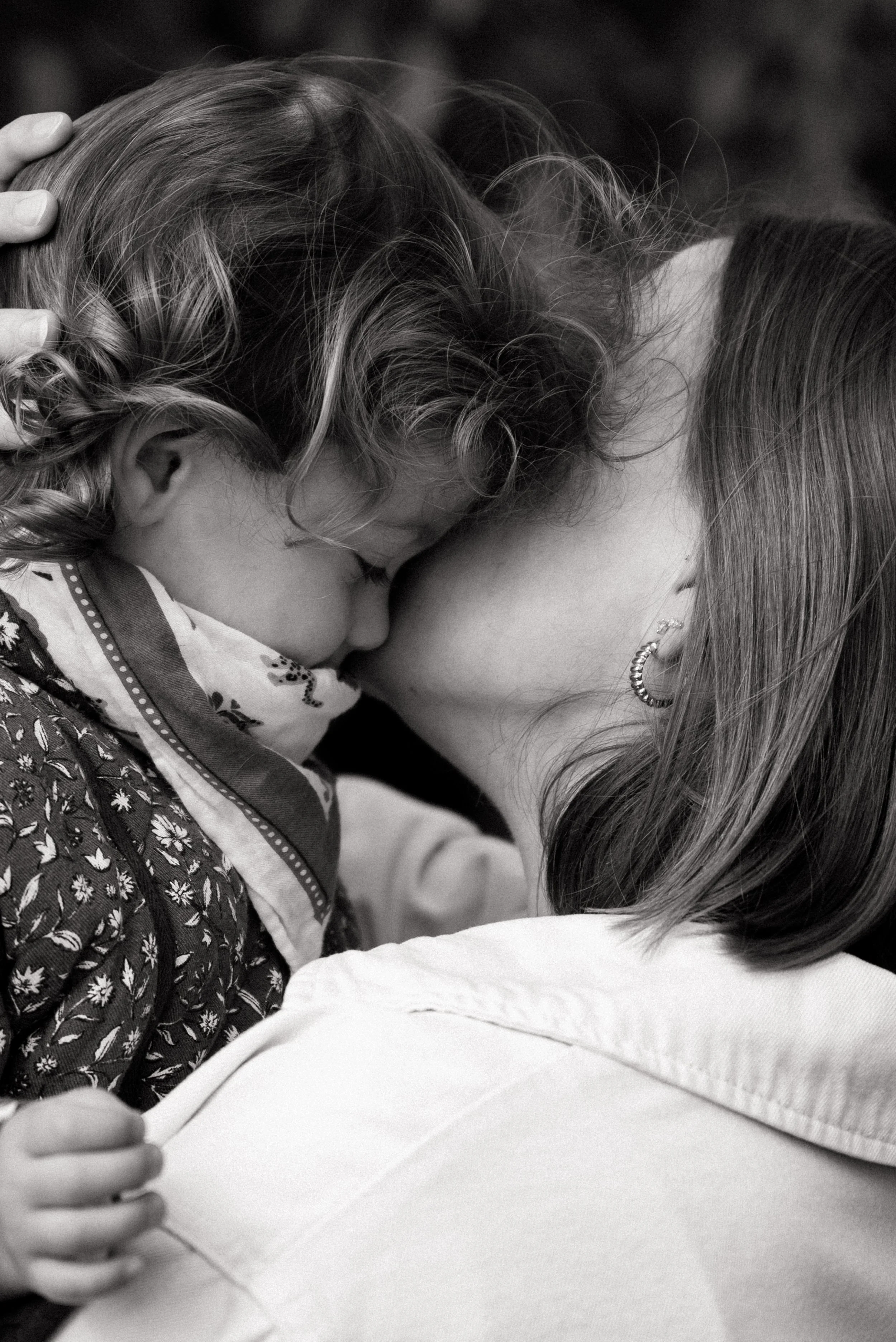 un câlin naturel entre une enfant et sa mère