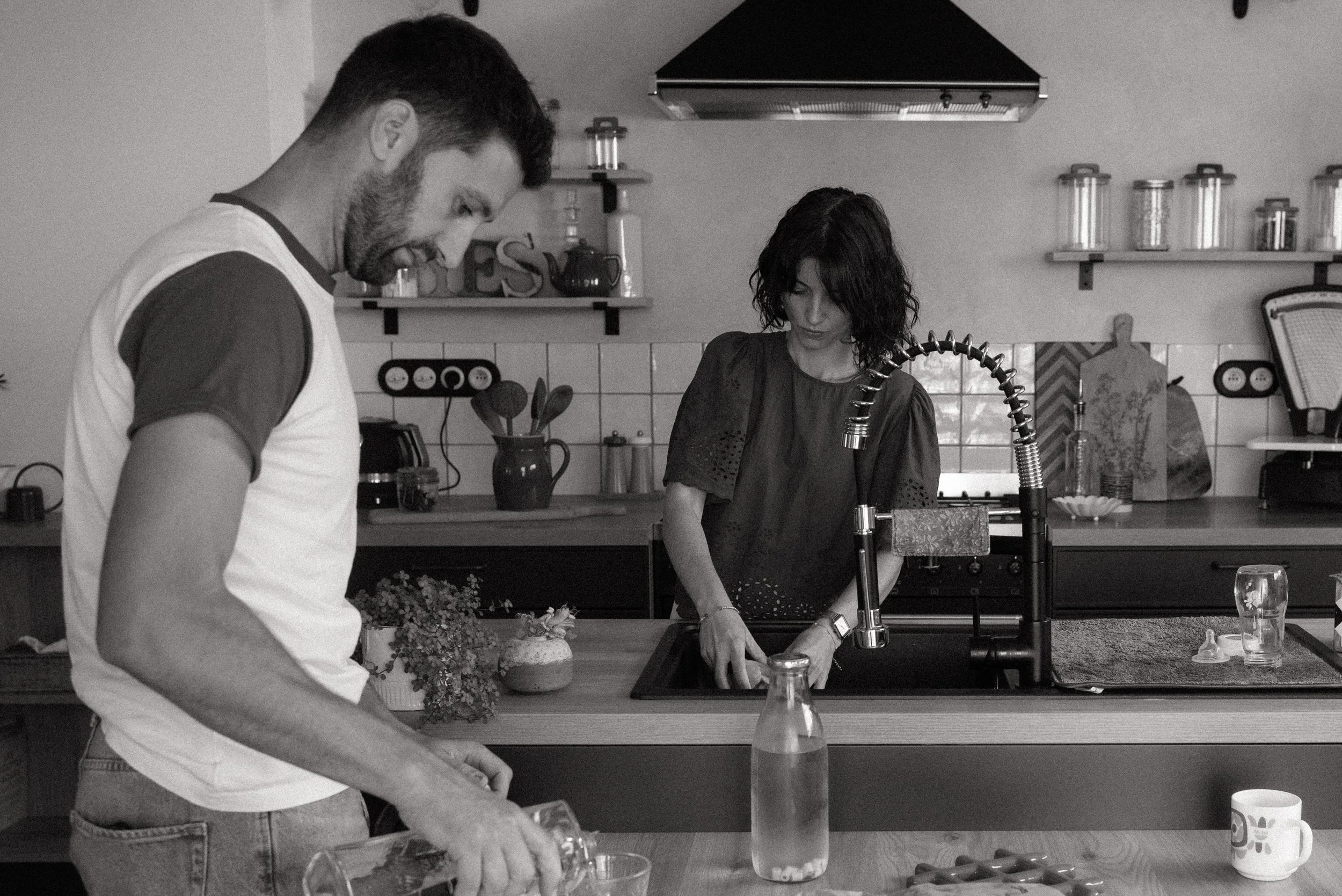 Des jeunes parents dans leur cuisine à Ancenis