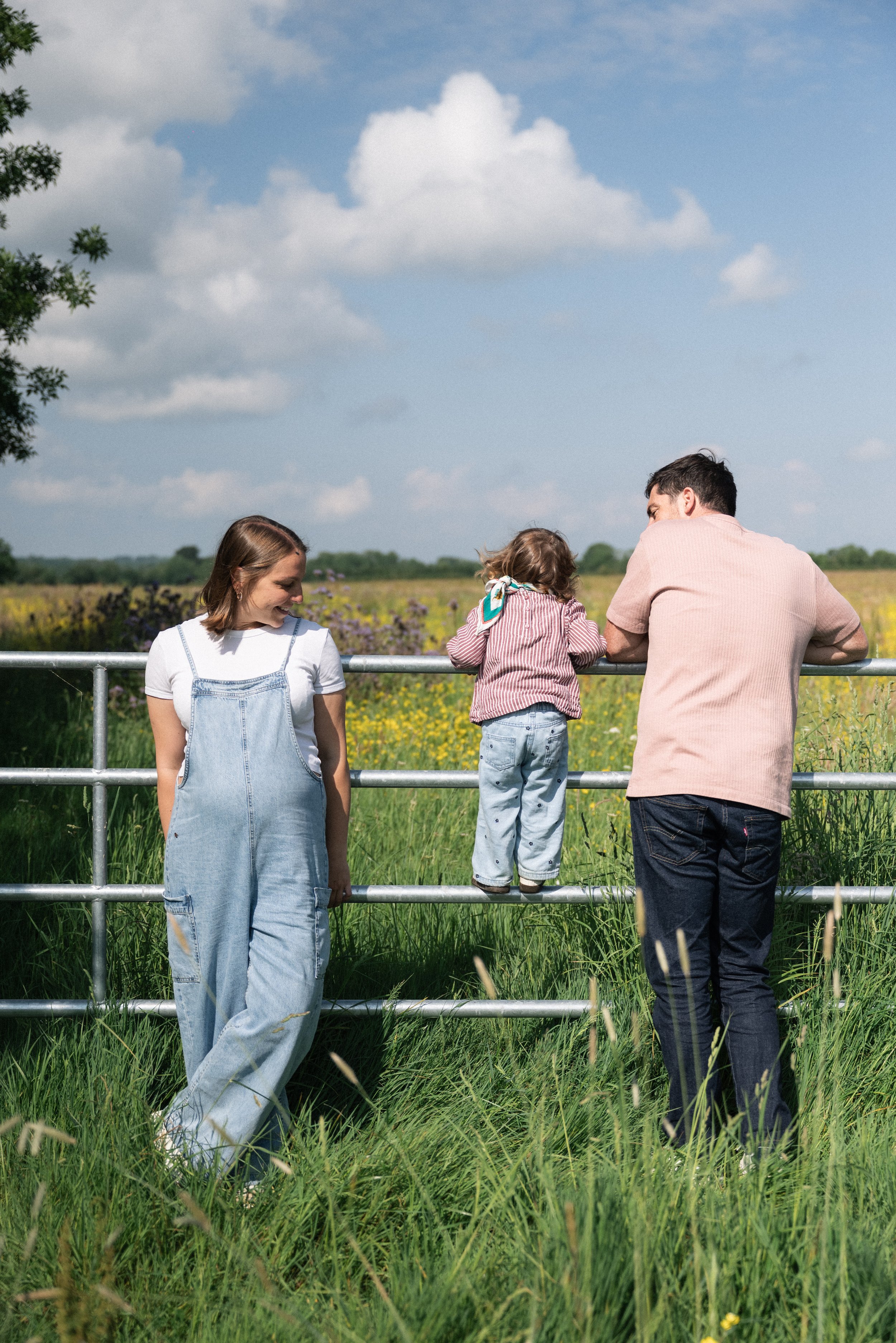 femme enceinte avec sa famille