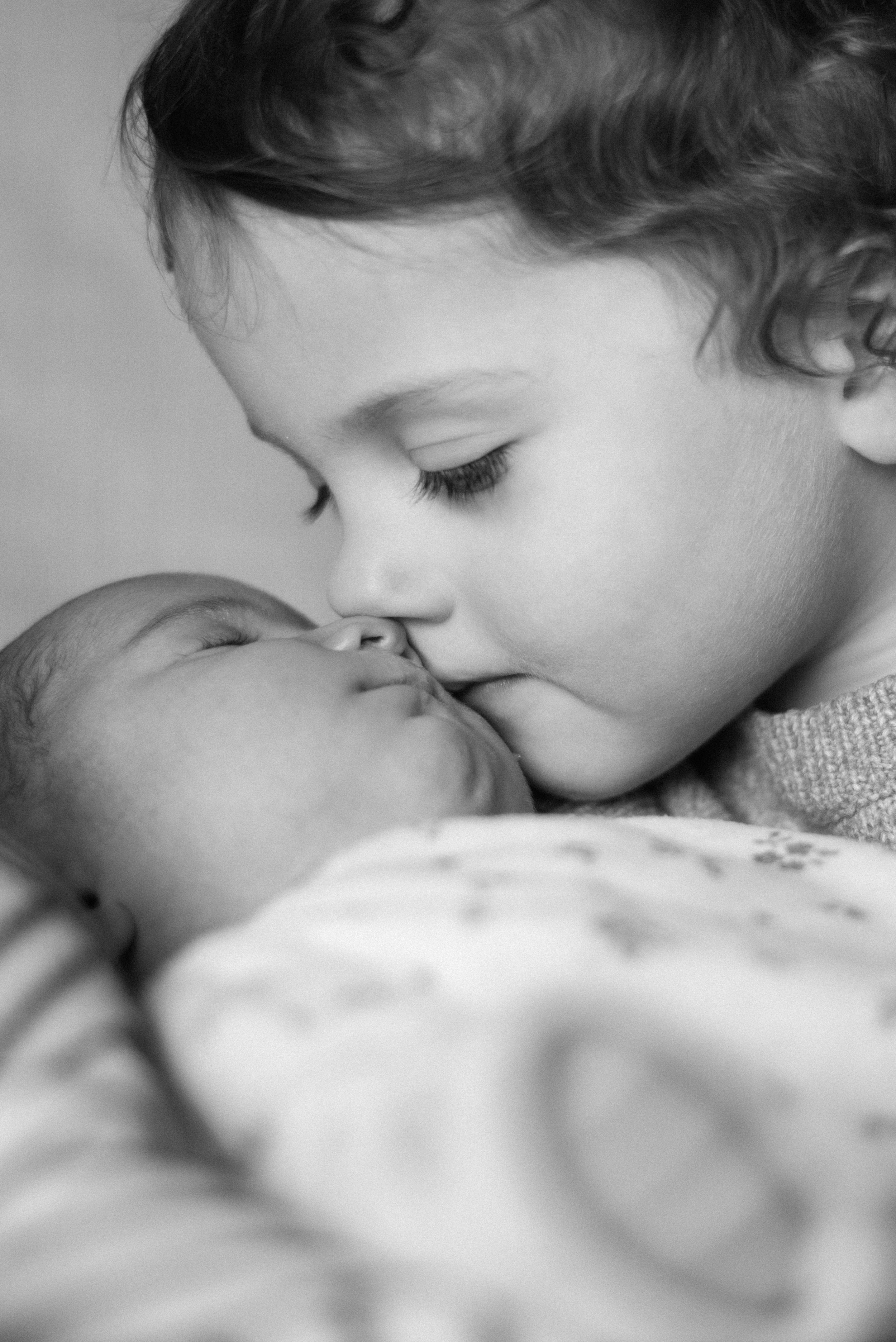 un gros plan sur une petite fille collé à sa petite soeur