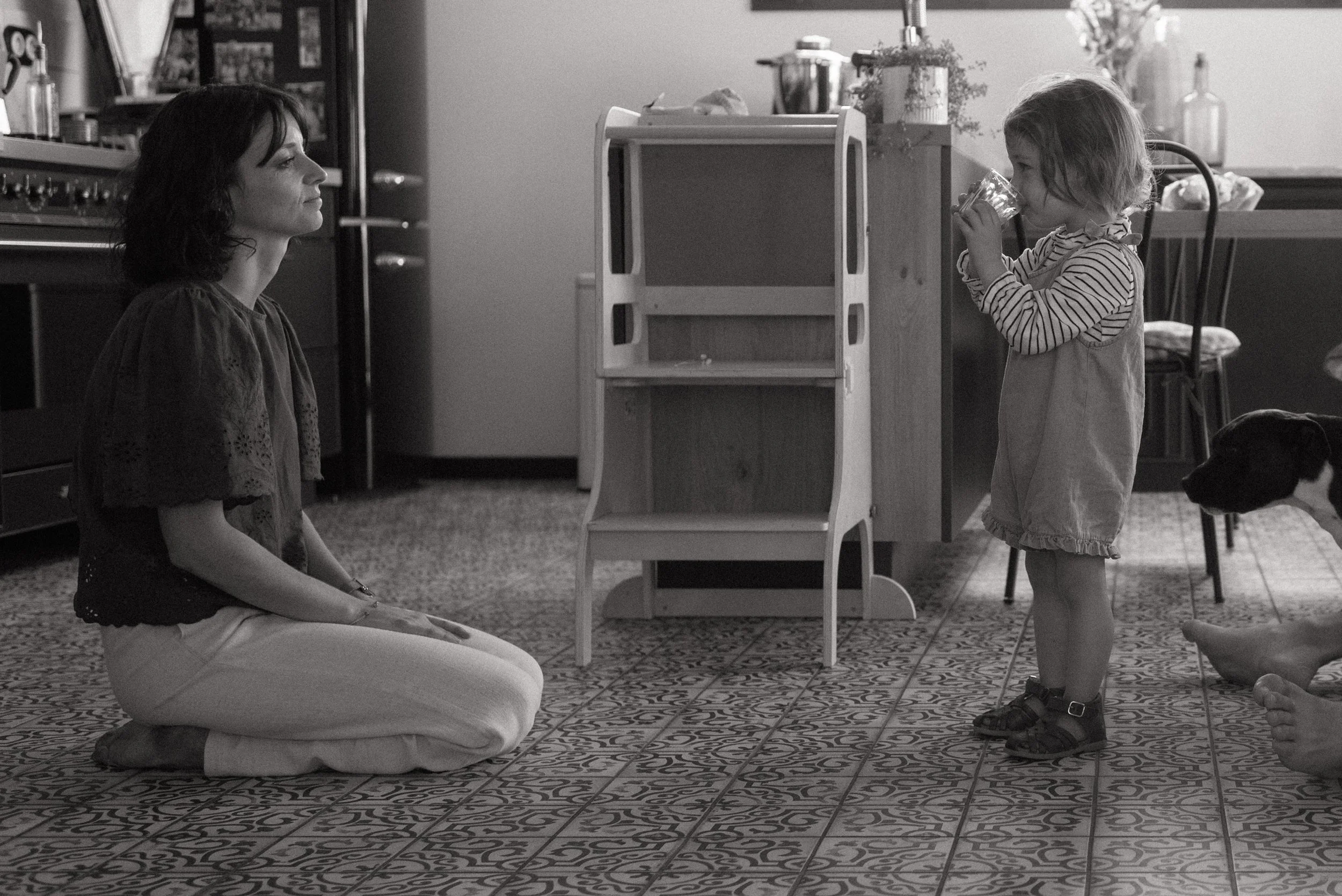 un moment calme d'une maman qui regarde sa fille boire