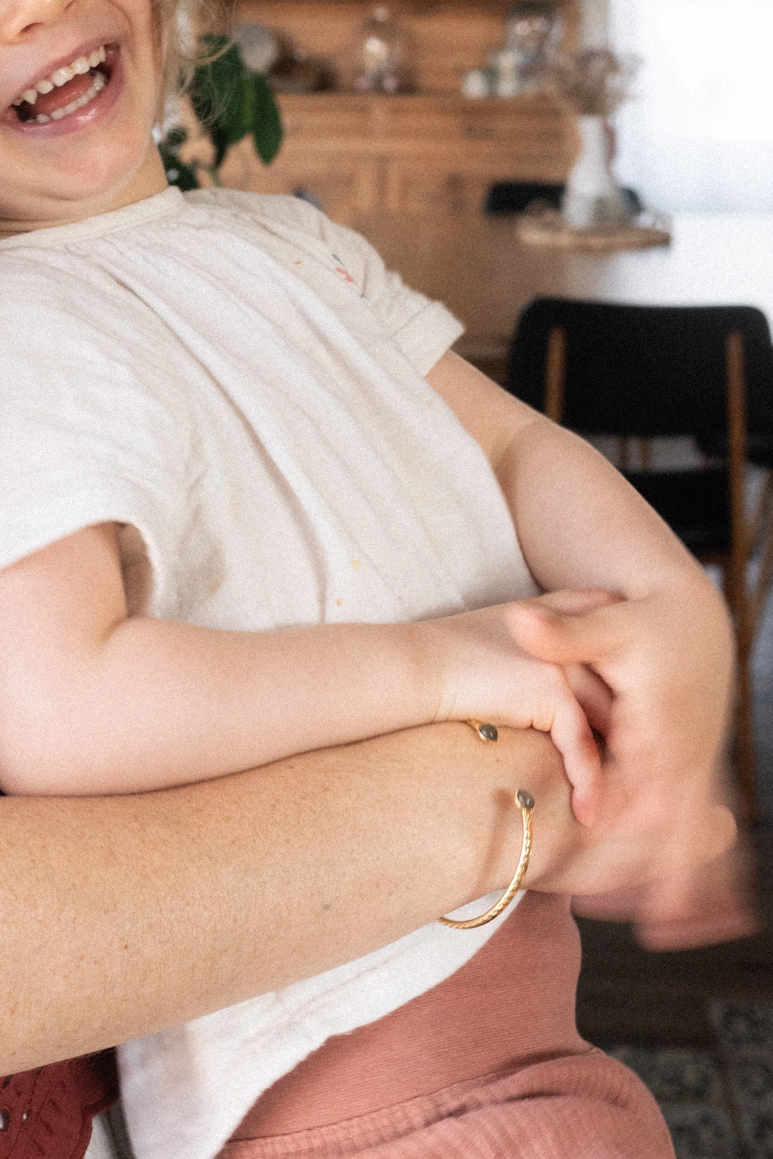 Un sourire d'enfant dans les bras de sa maman