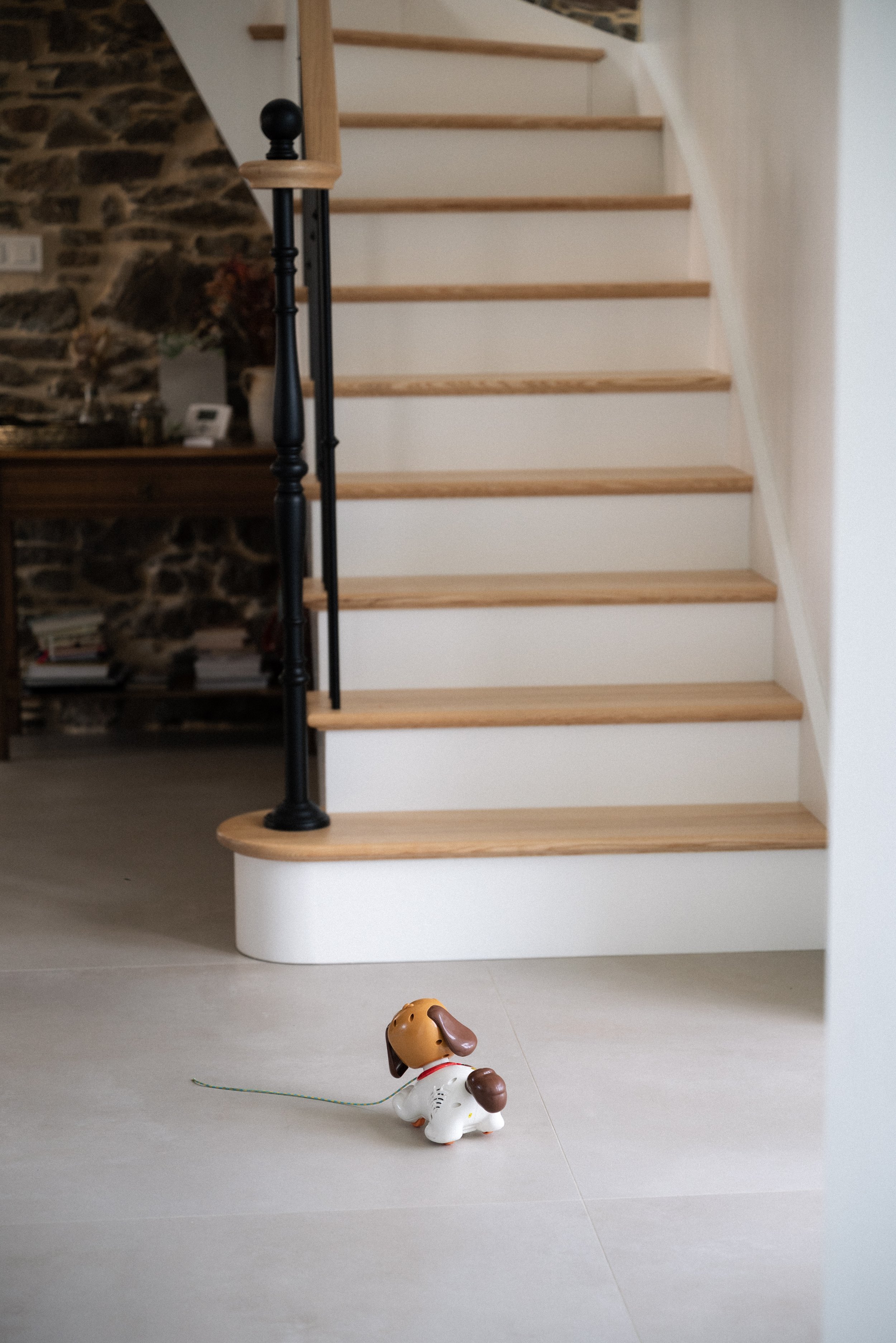 un jouet seul devant un escalier