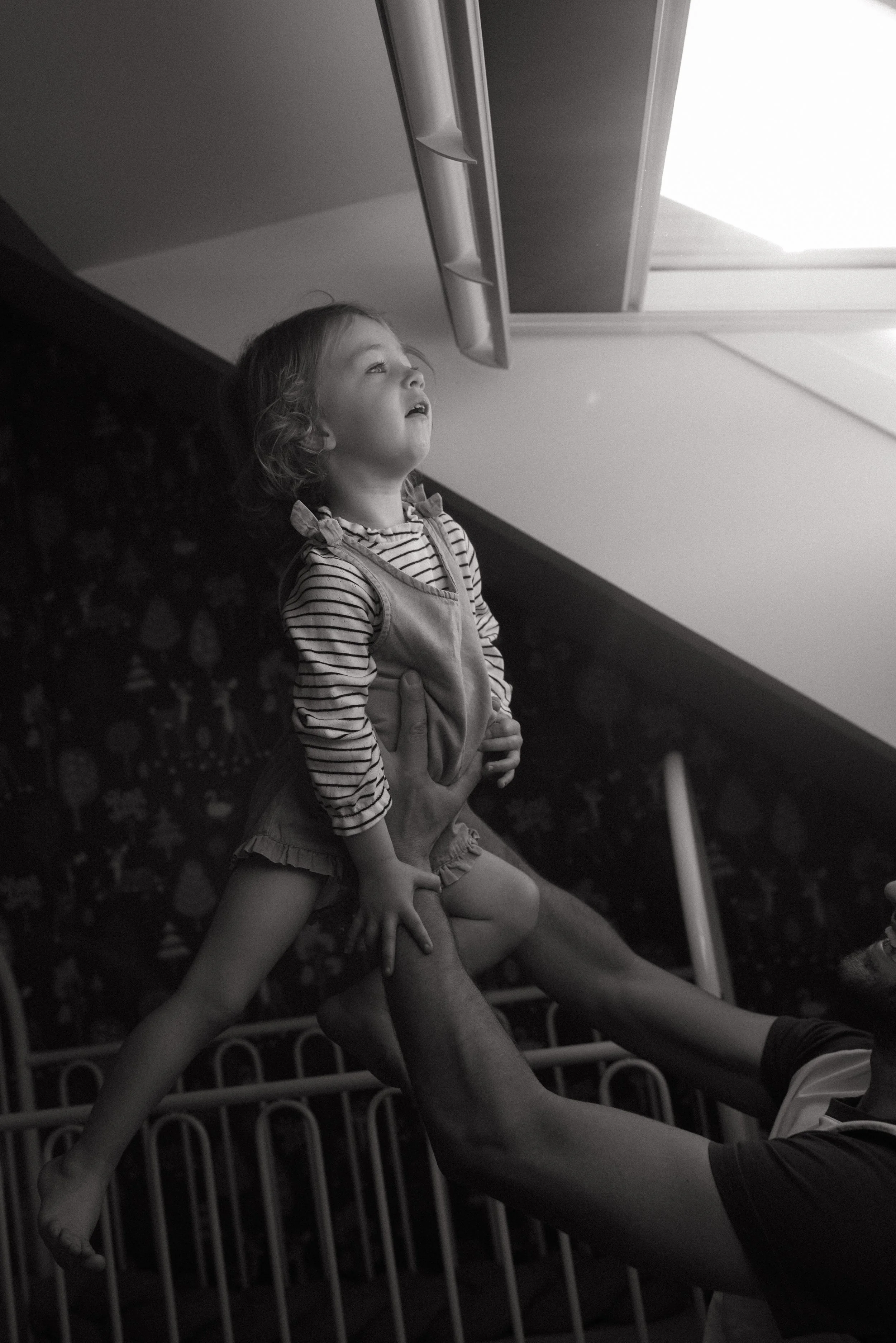 Une enfant regarde par la fenêtre à Ancenis