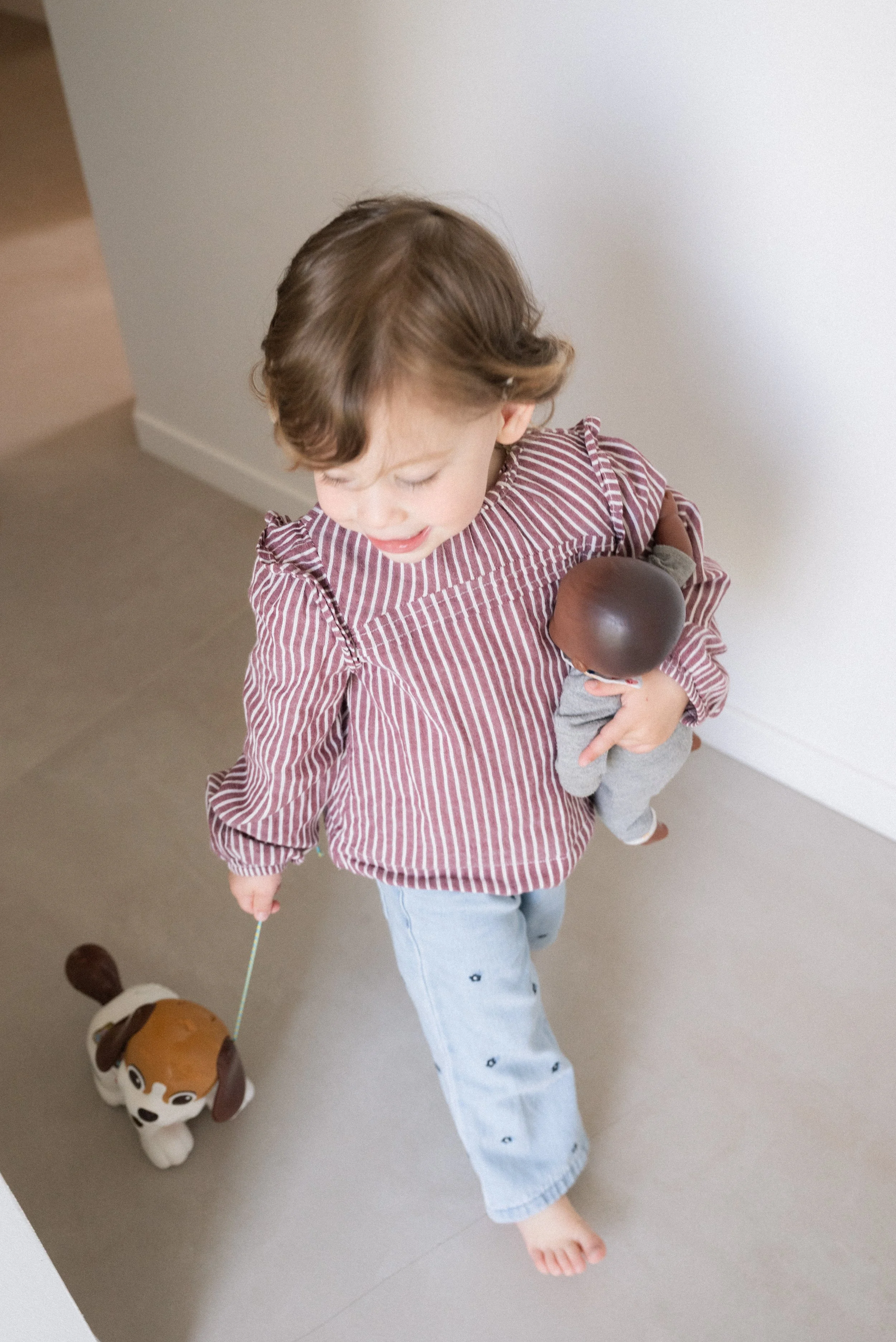 une enfant en action avec ses jeux