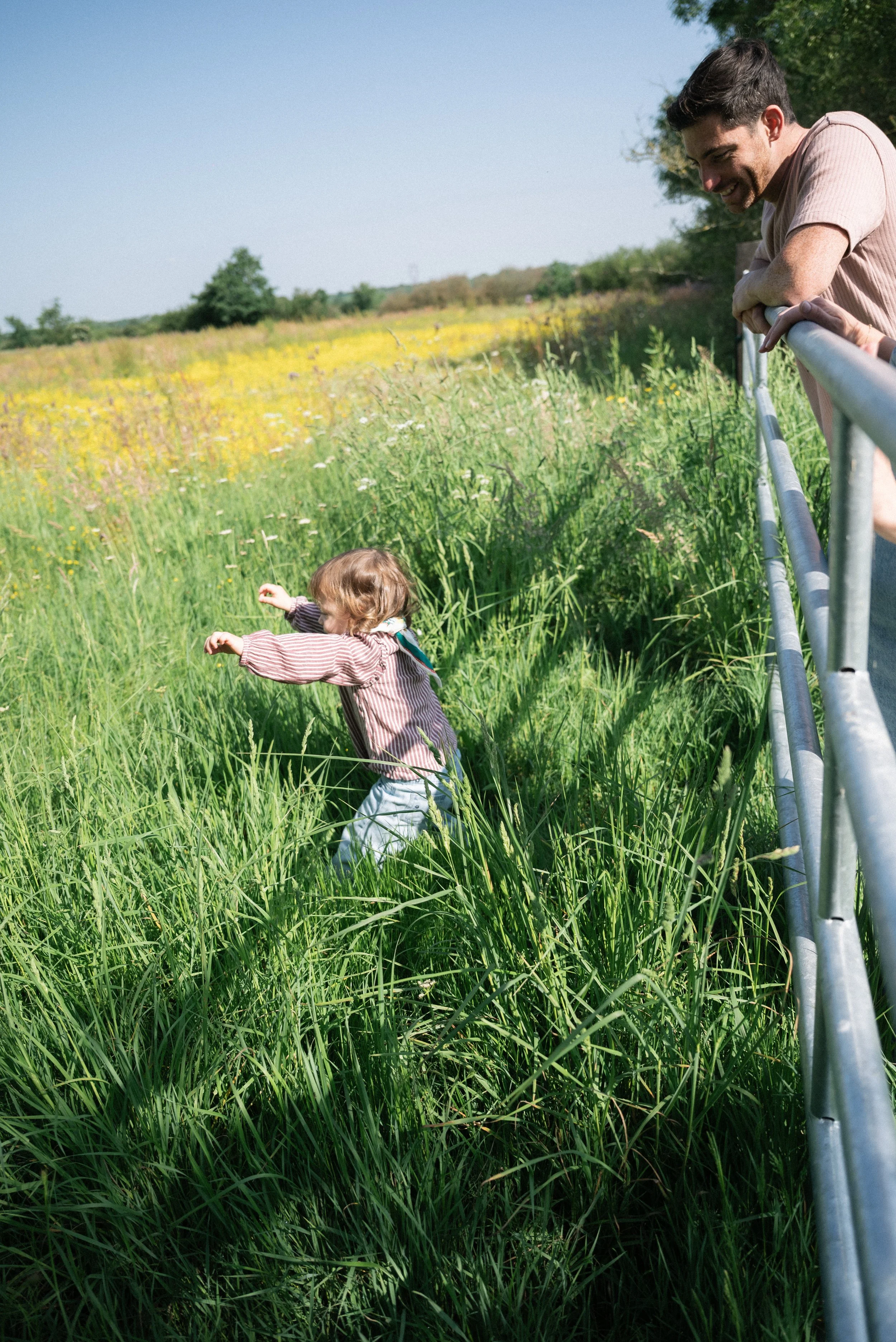 enfant dans un champ