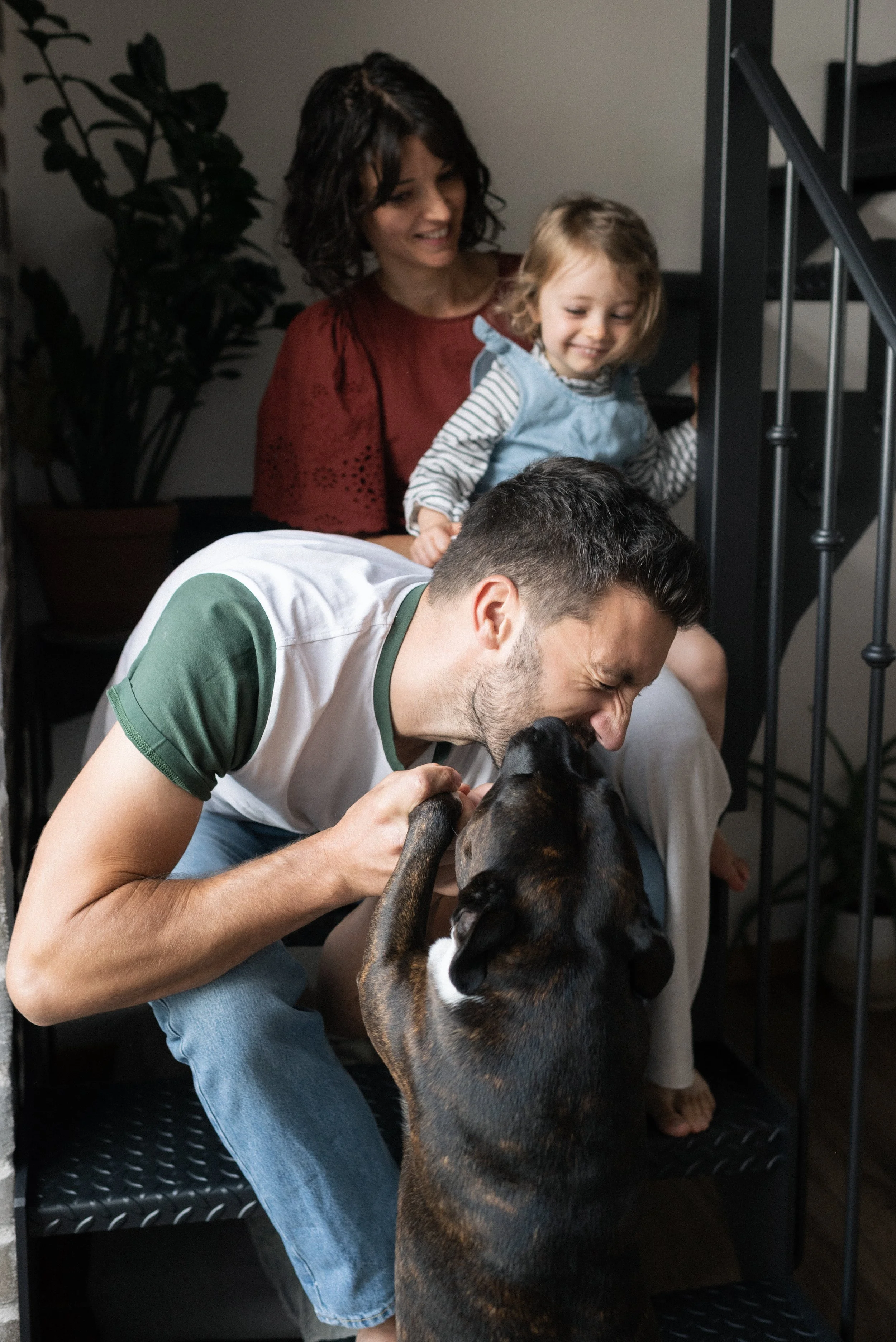 une famille photographié dans leur escalier avec leur chien