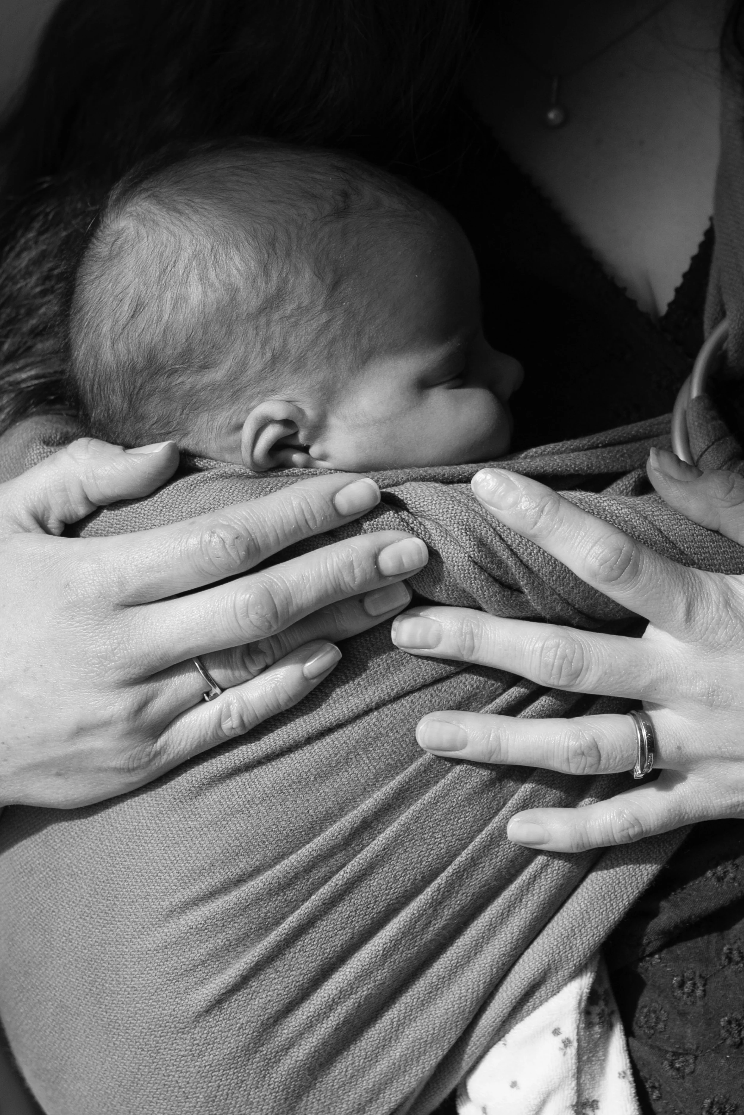 un bébé contre sa maman