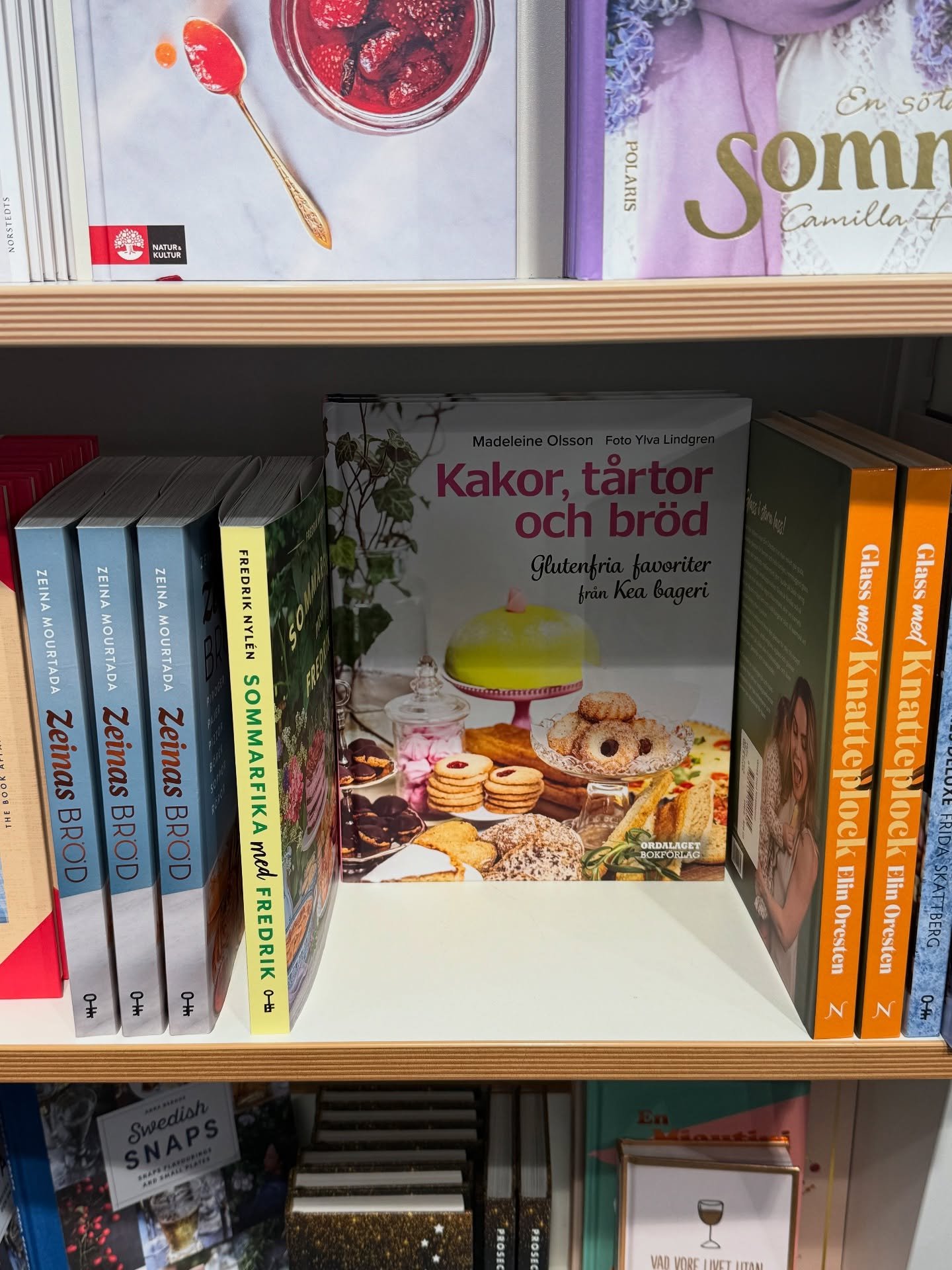 &Auml;r man  i g&ouml;teborg m&aring;ste man kolla om min egen bok finns p&aring; @akademibokhandeln 😅 det finns ngr ex kvar h&auml;r 🎈men bara n&aring;gra....
#ordalaget #ylvasbakverkstad #bakautangluten